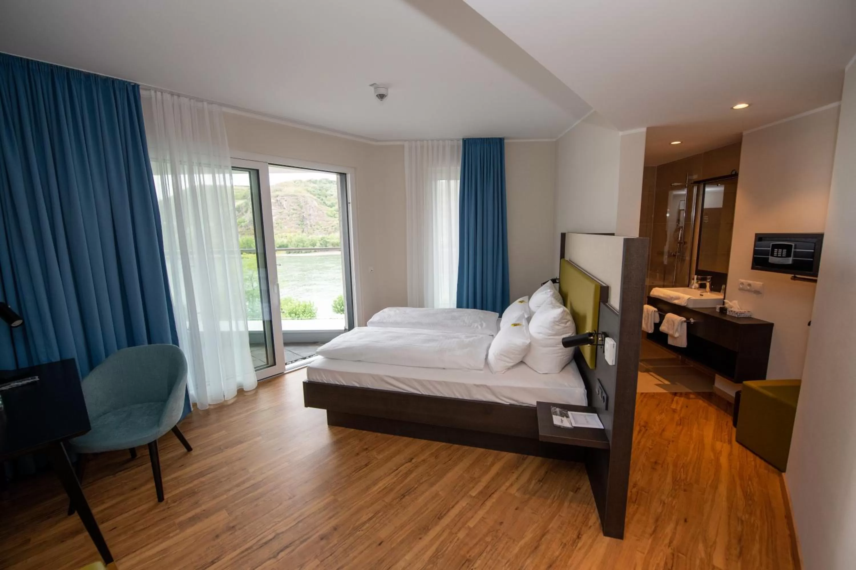 Photo of the whole room, Bed in EINSTEIN Hotel am Römerpark