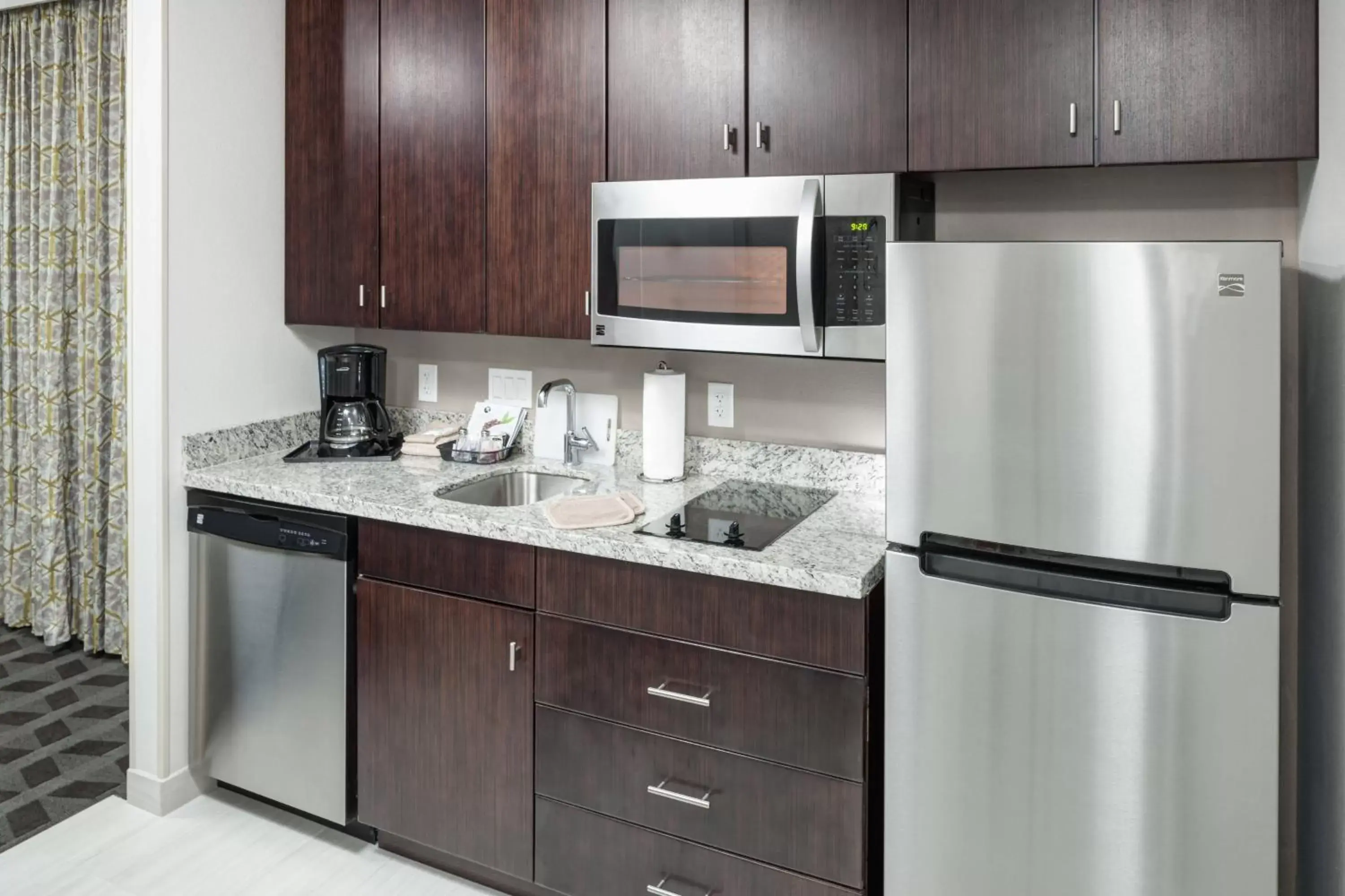 Kitchen or kitchenette, Kitchen/Kitchenette in TownePlace Suites by Marriott Orlando at SeaWorld