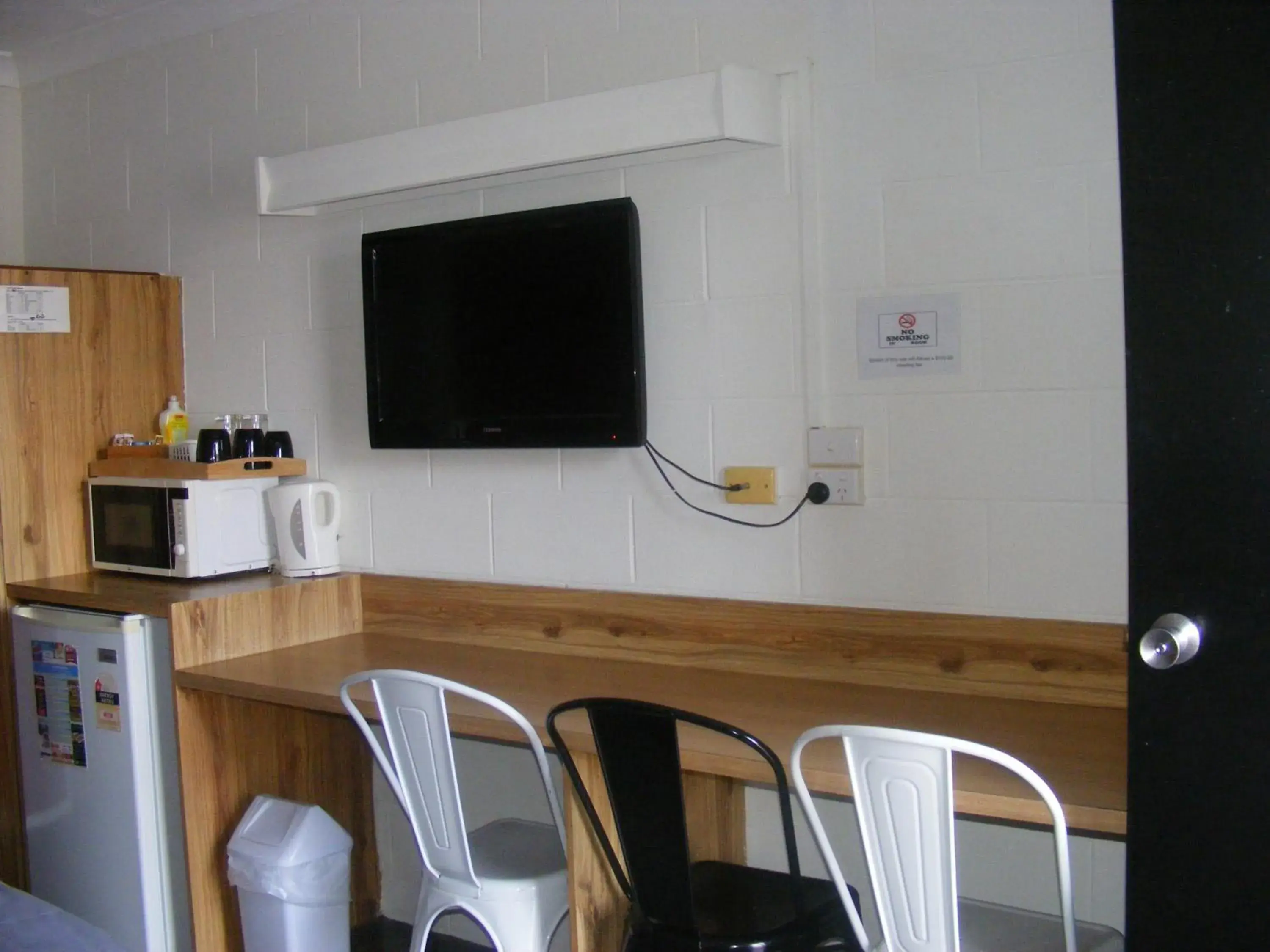 TV and multimedia, TV/Entertainment Center in Motel Lodge