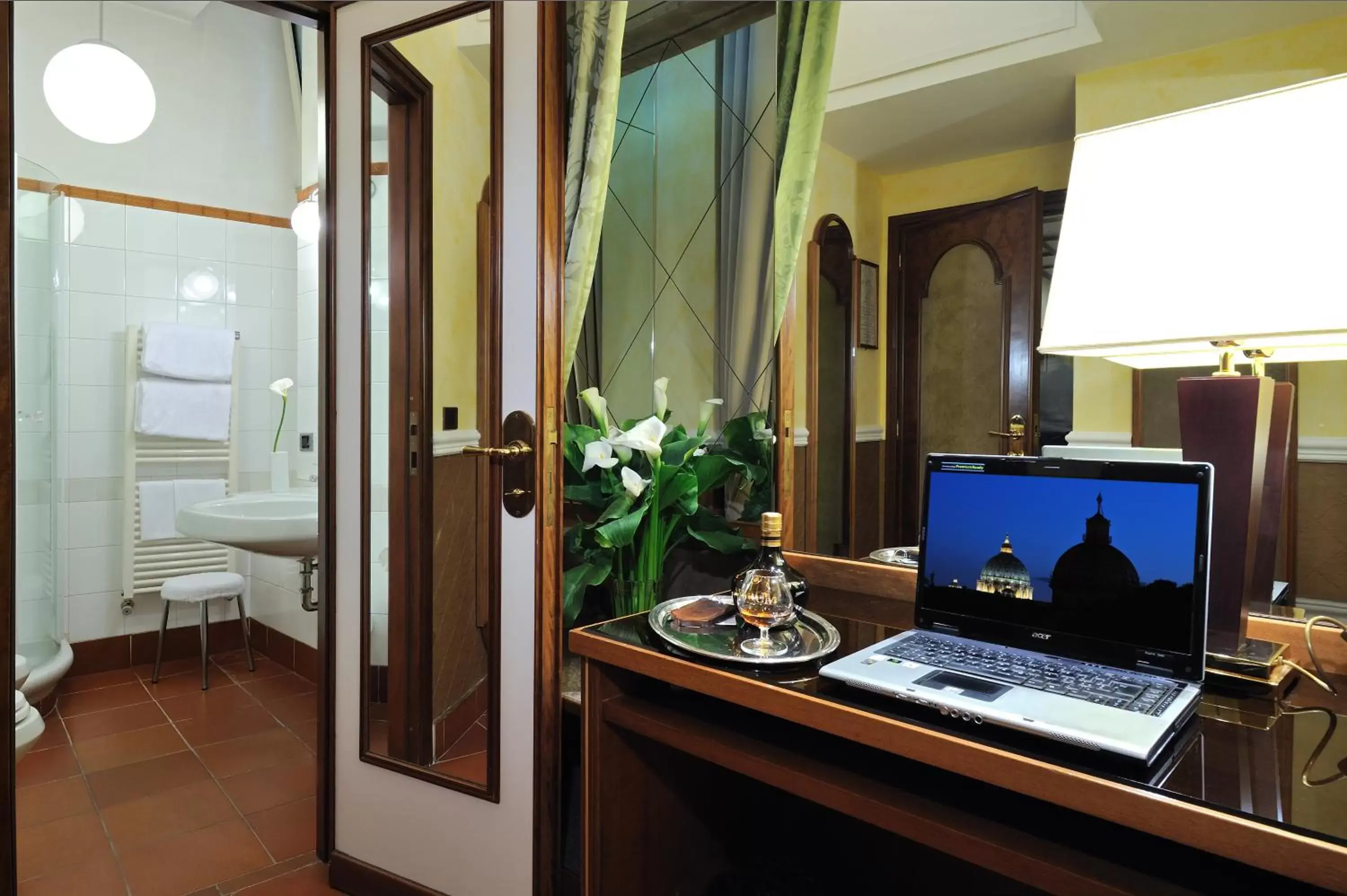 TV and multimedia, Bathroom in Hotel Farnese