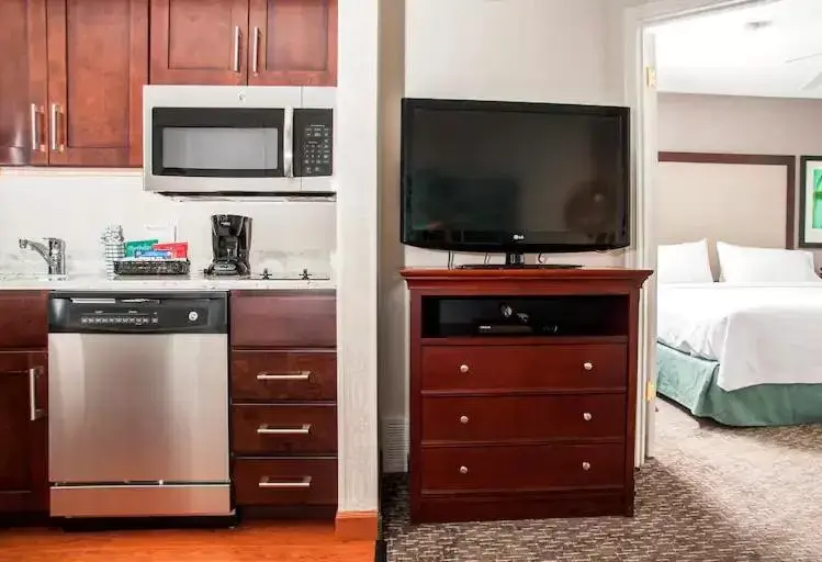 TV/Entertainment Center in Poplar Inn and Suites