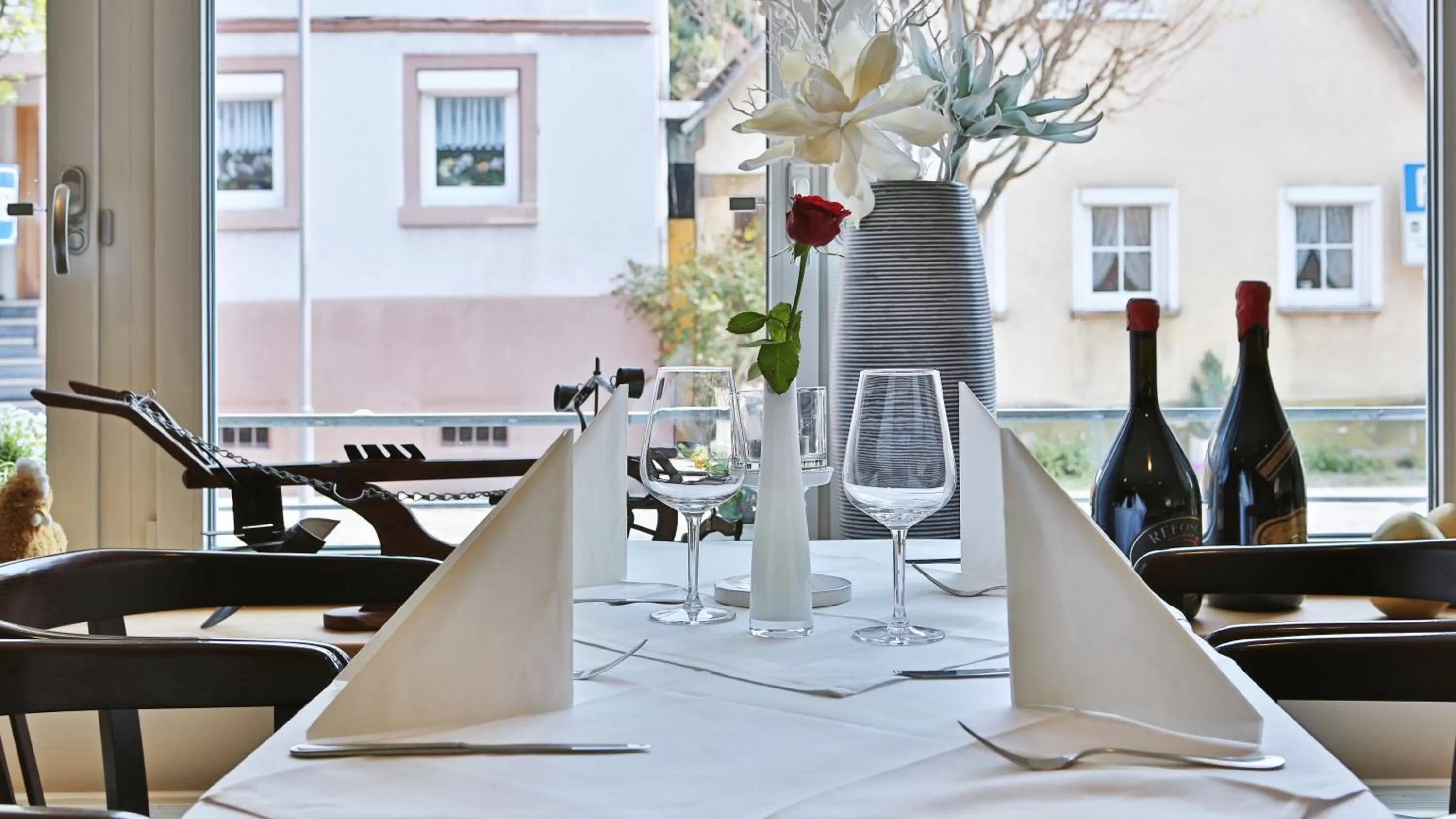 Restaurant/places to eat in Burgers Hotel