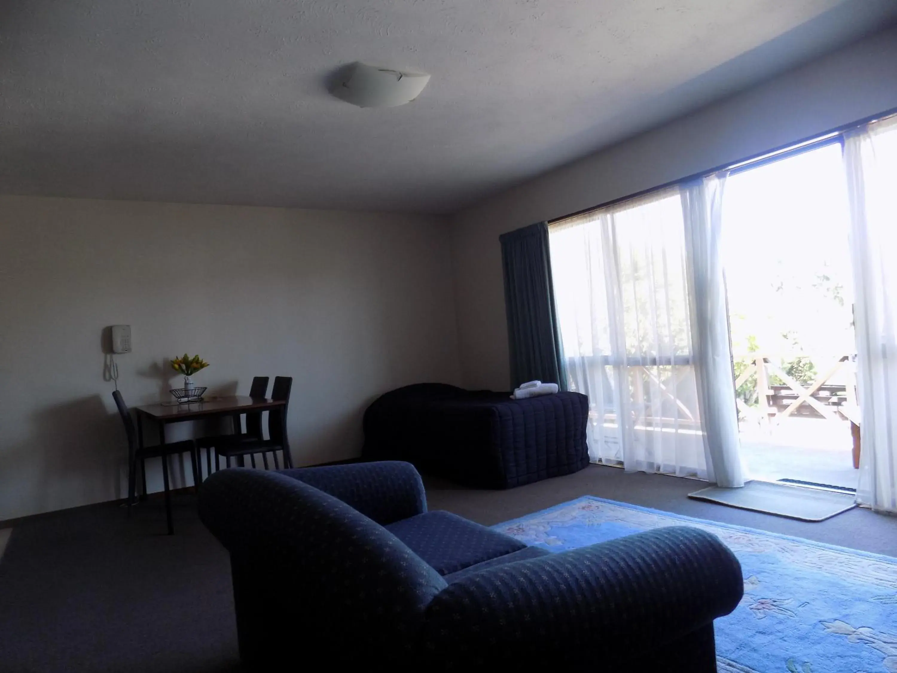 Living room, Seating Area in Garden City Motel
