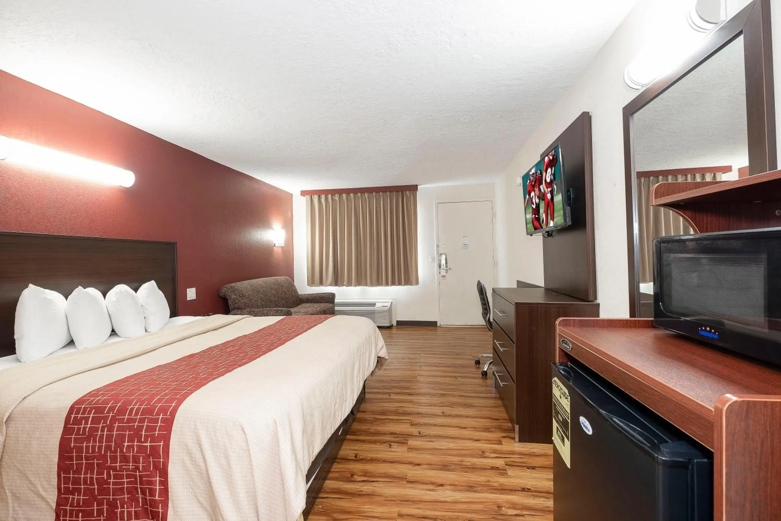 Photo of the whole room in Red Roof Inn Starkville - University