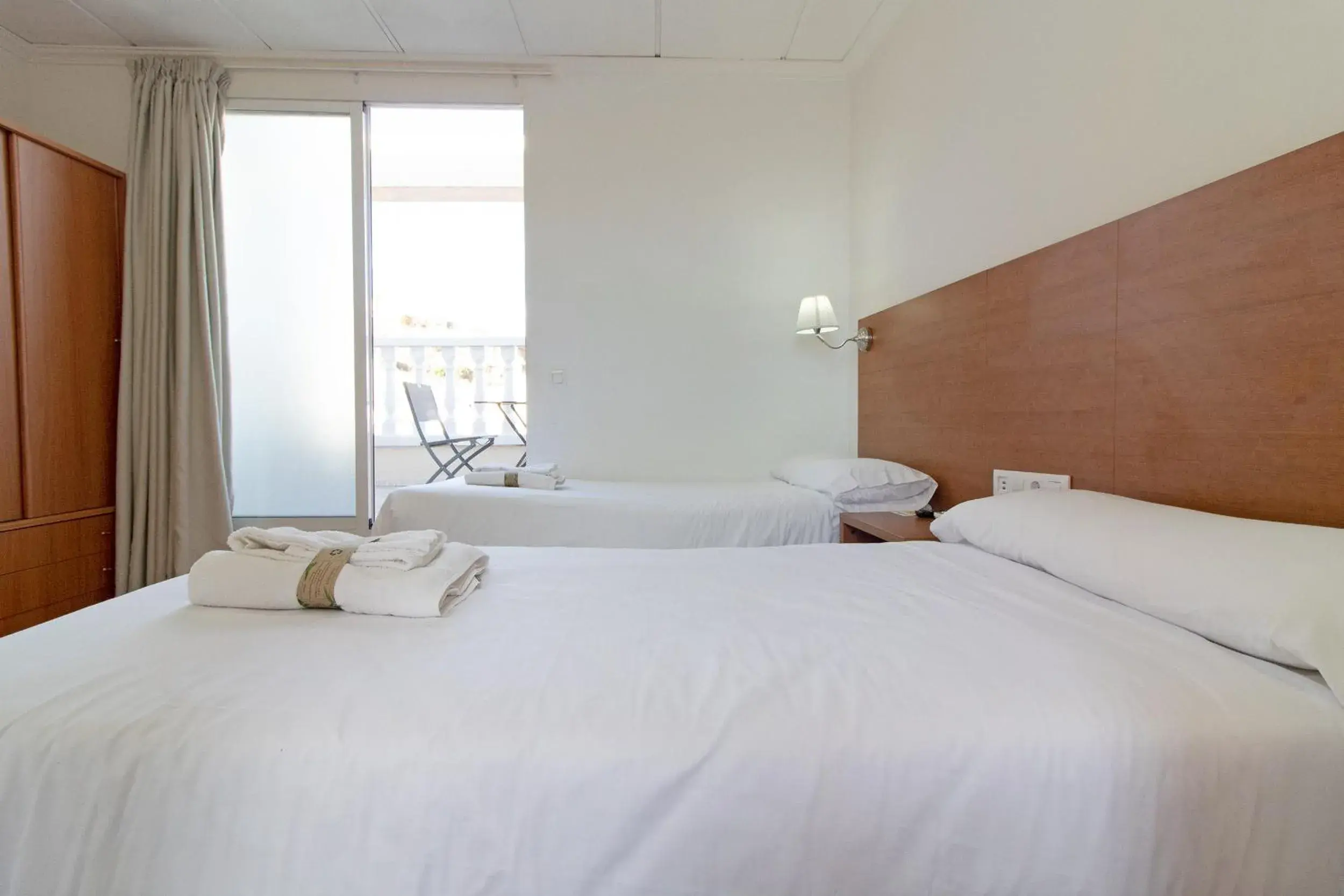 Balcony/Terrace, Bed in Hotel Sagunto