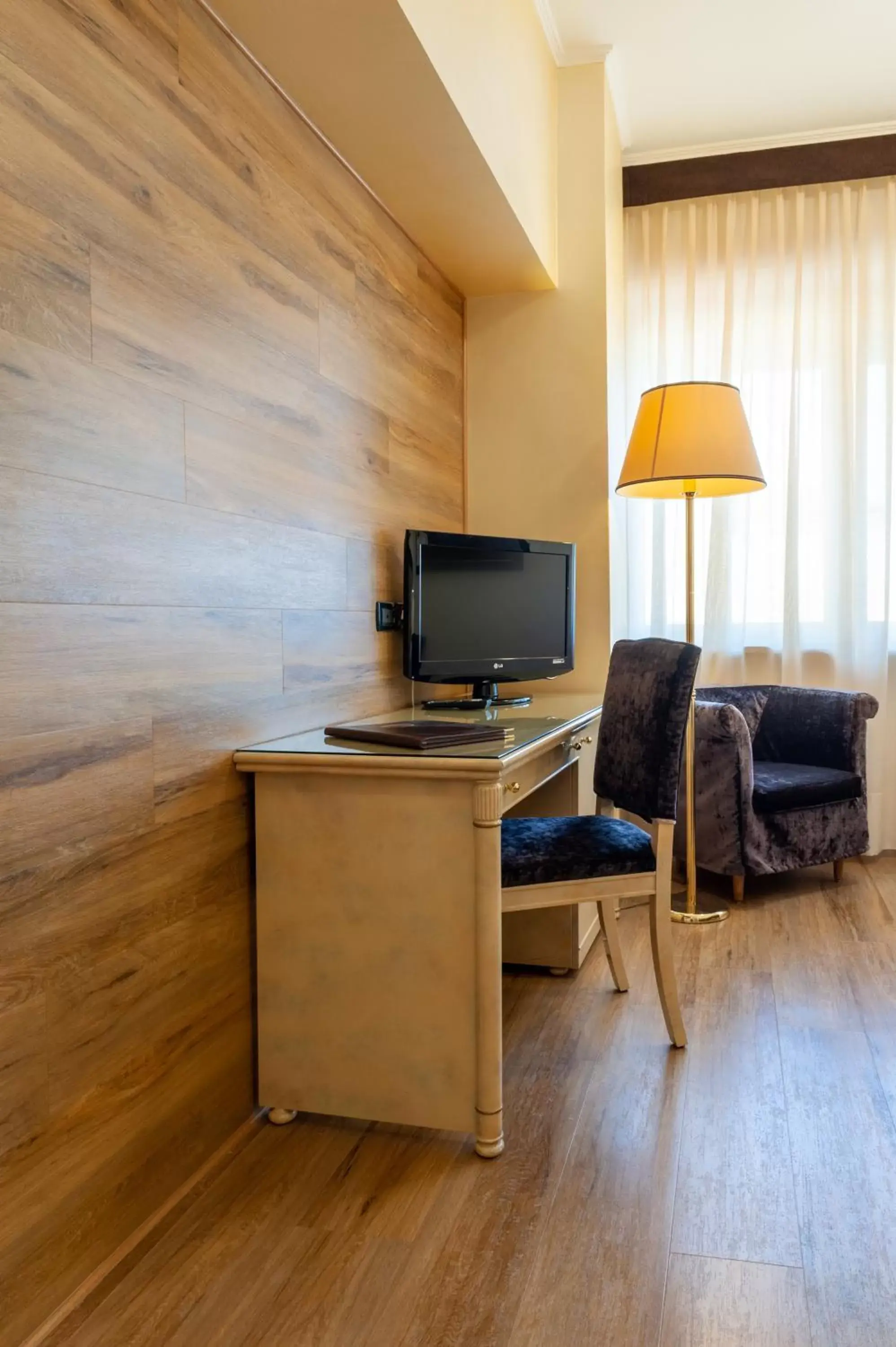 Seating area, TV/Entertainment Center in Augustus Hotel