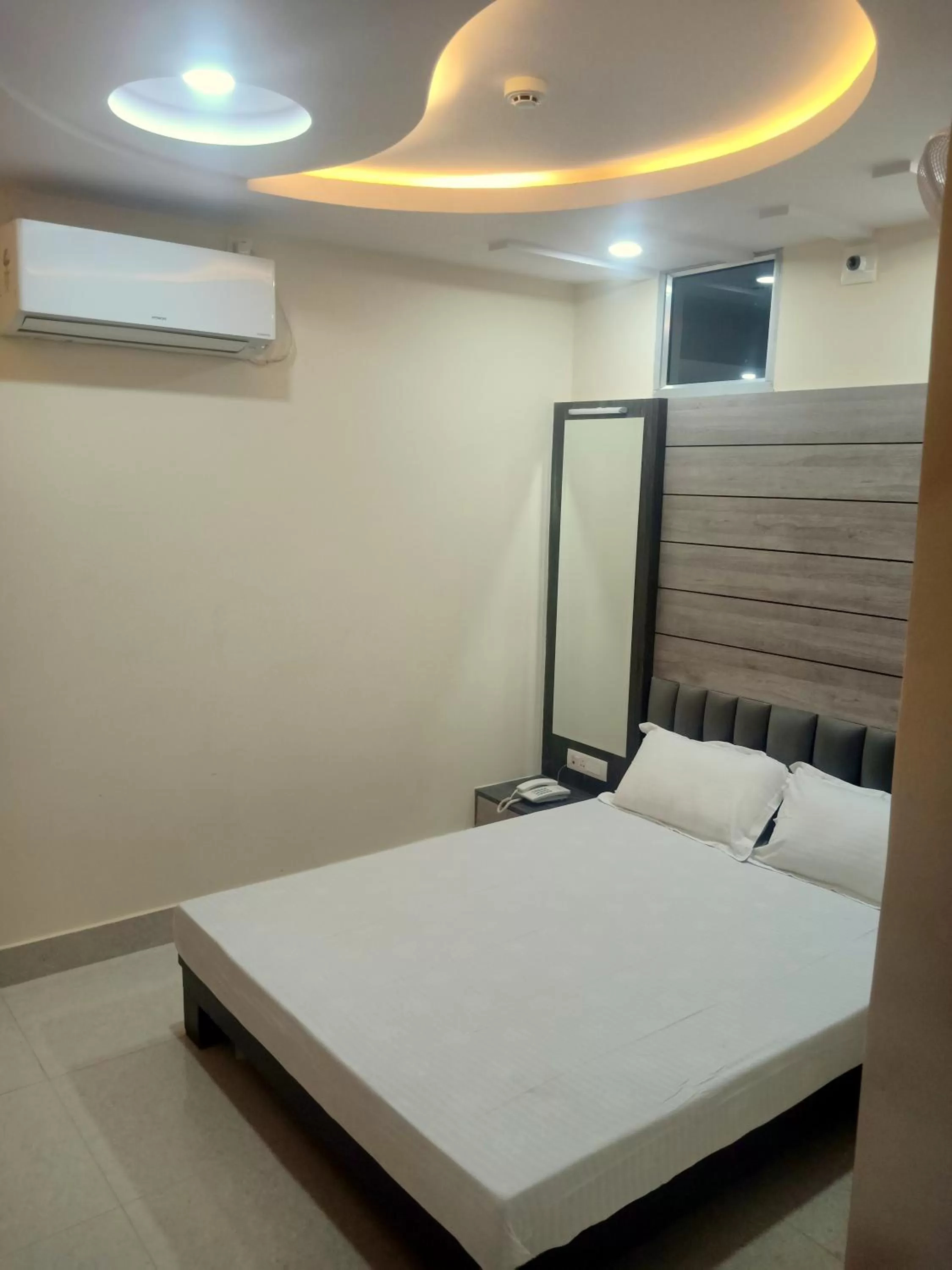 Bedroom, Bed in Hotel Shri Gourav