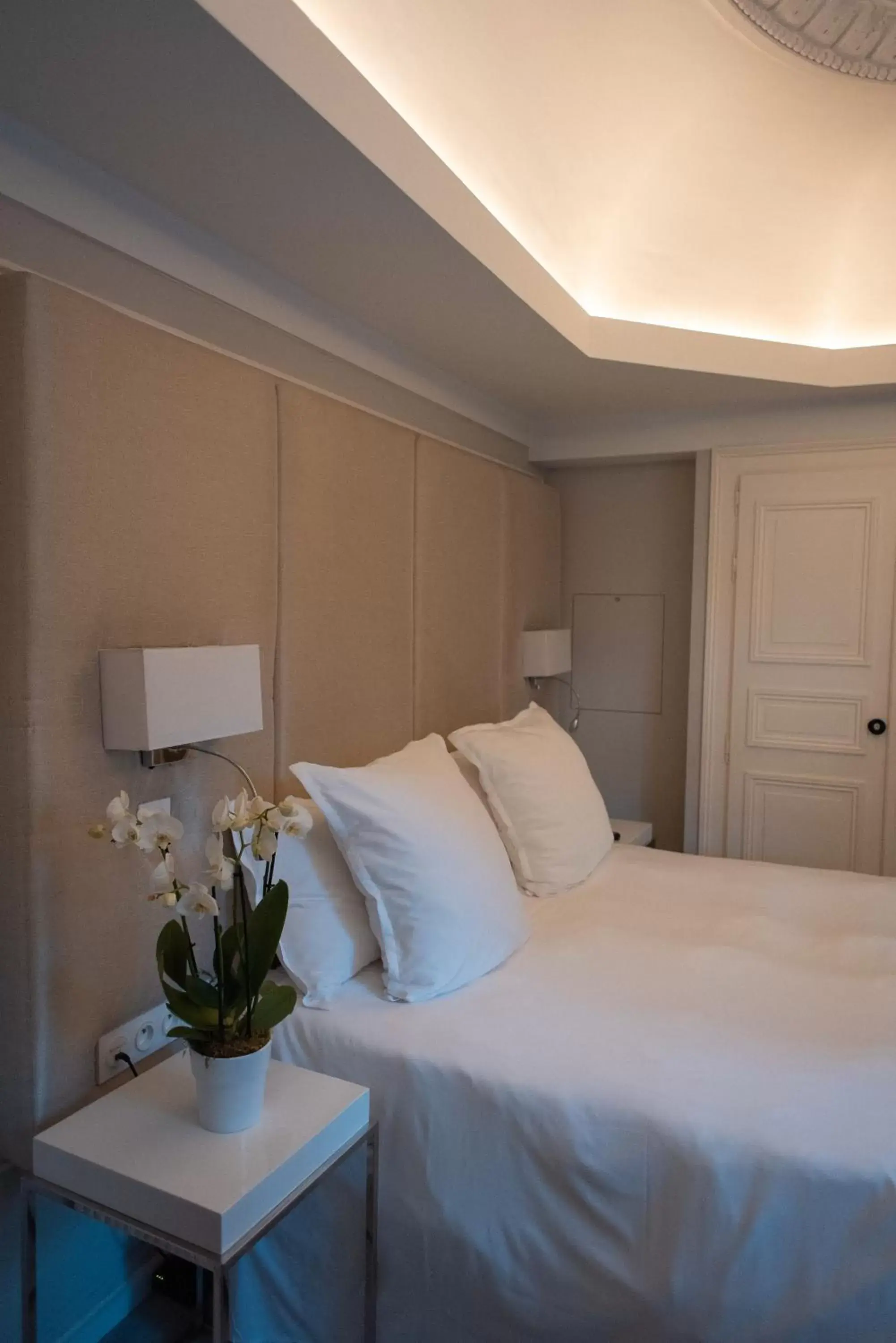 Property building, Bed in Clarance Hotel Lille