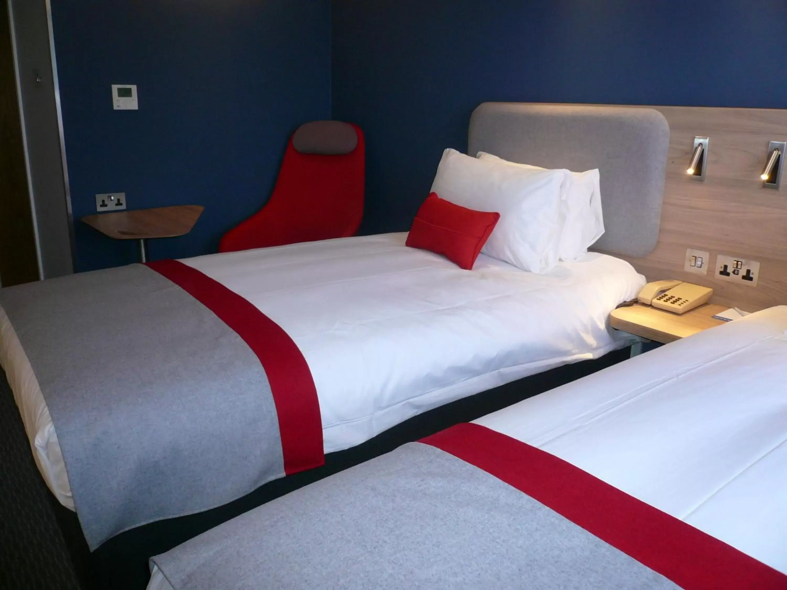 Photo of the whole room, Bed in Holiday Inn Express Oxford Kassam Stadium, an IHG Hotel