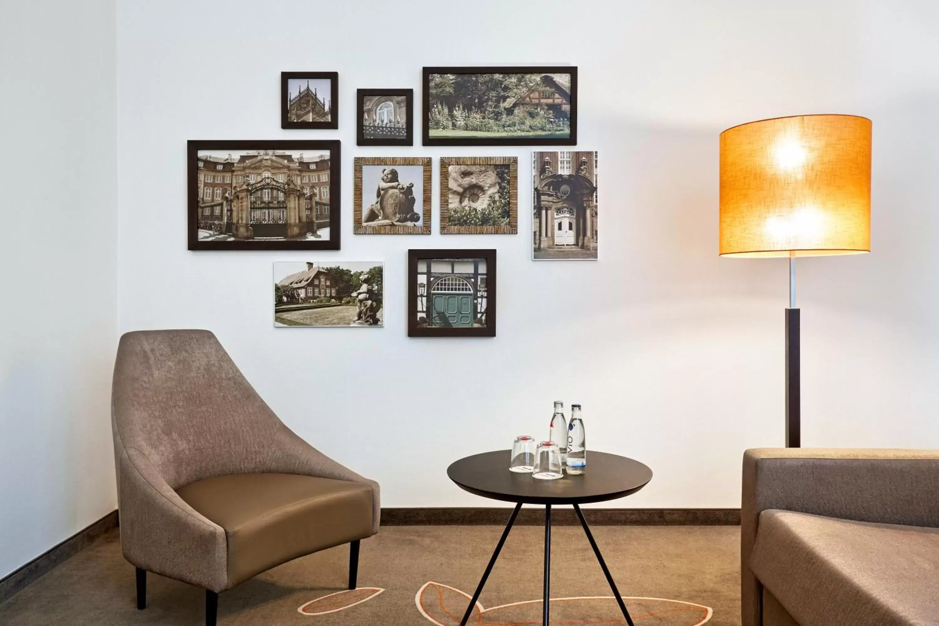 Photo of the whole room, Seating Area in H4 Hotel Münster