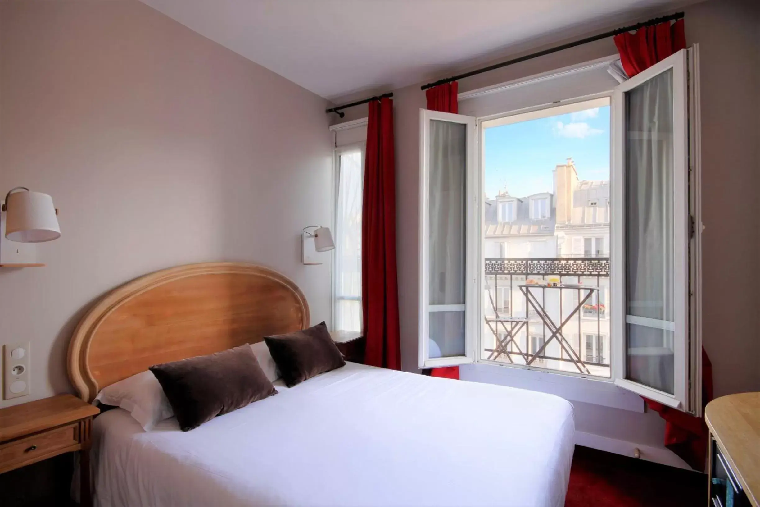 Bed in Best Western Aramis Saint Germain