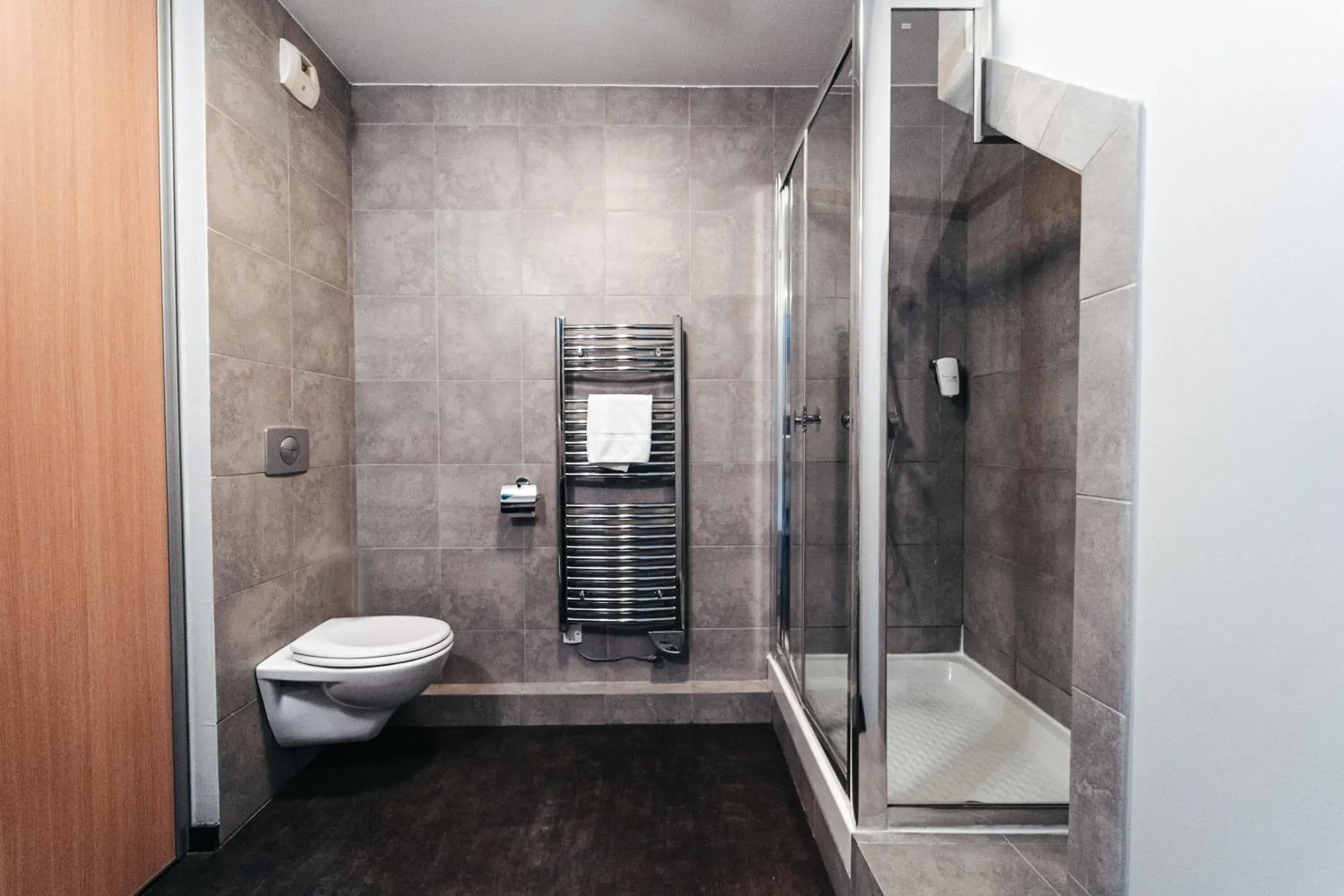 Shower, Bathroom in Park & Suites Elegance Lyon - Cite Internationale