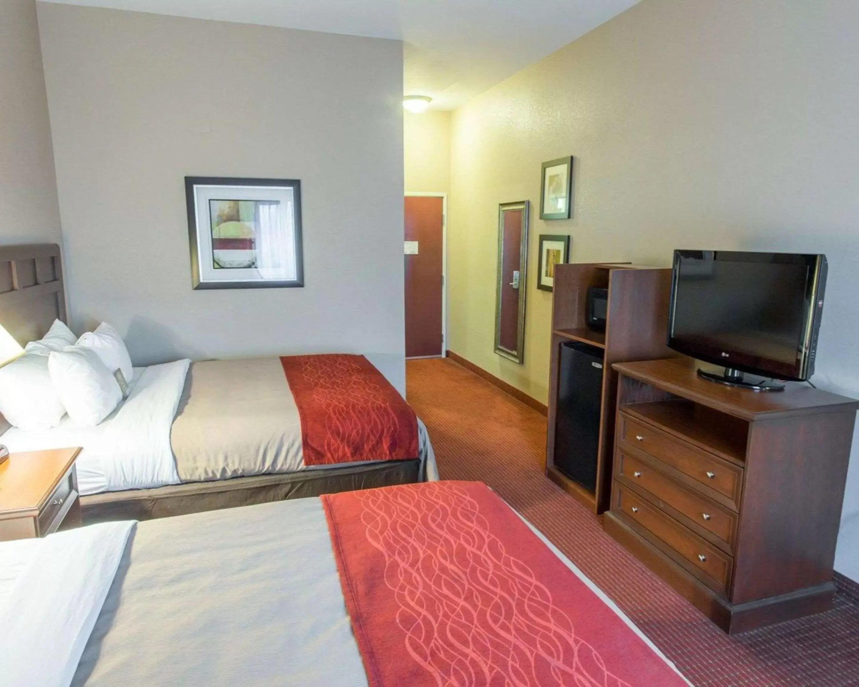 Photo of the whole room, Bed in Comfort Inn New Orleans Airport South