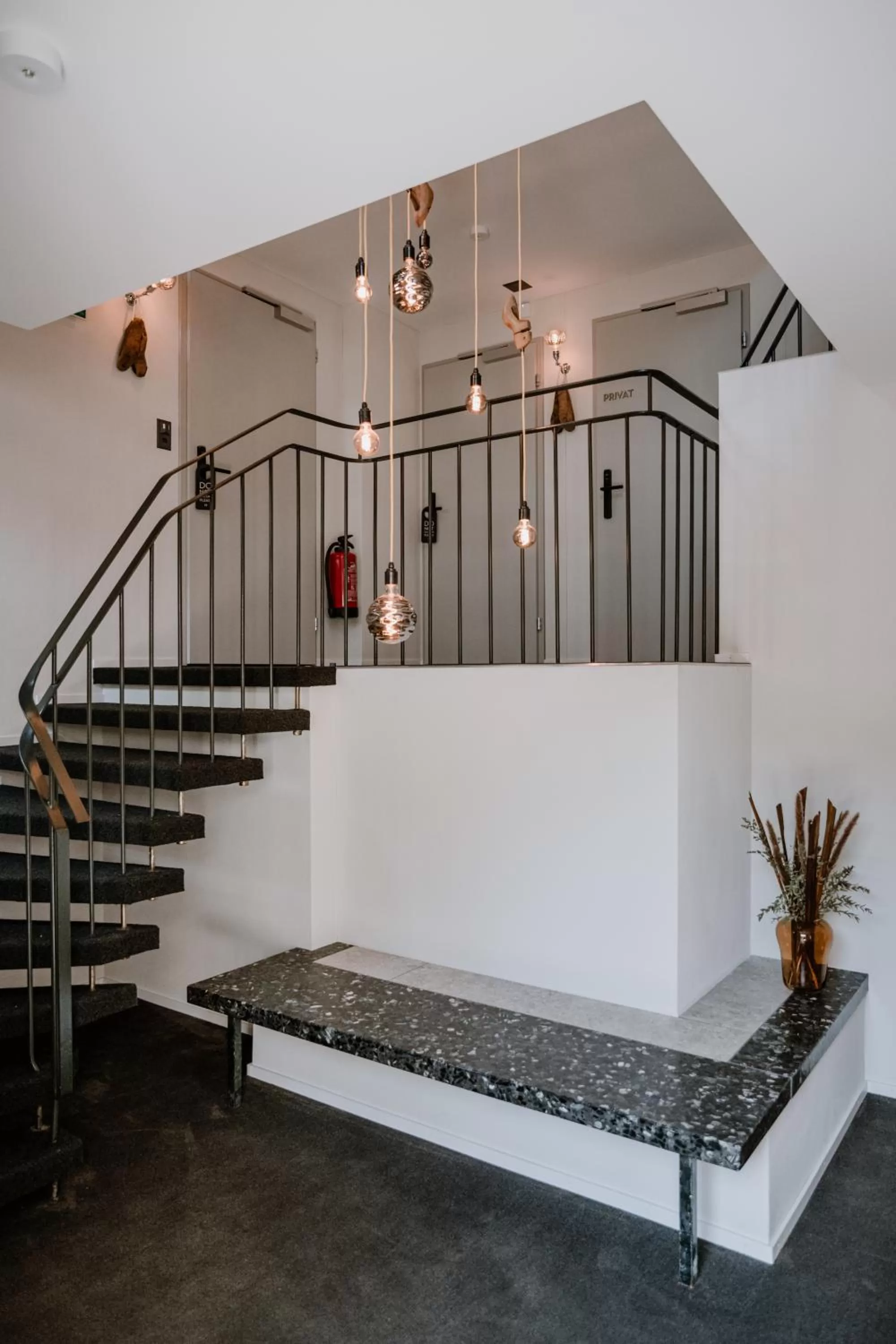 Staff in Hotel Müllers Self-Check-In