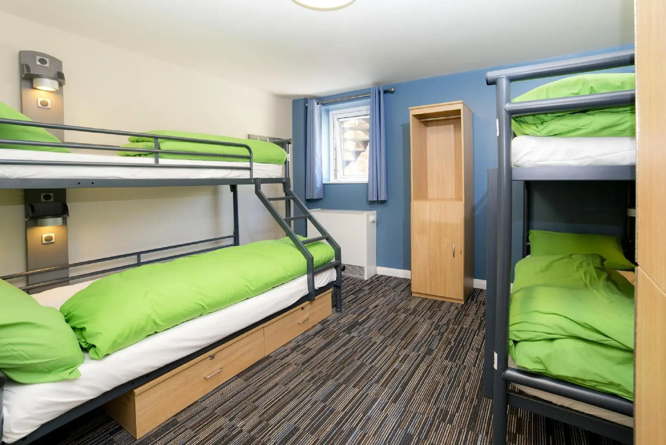 Bed, Bunk Bed in YHA Cambridge Hostel
