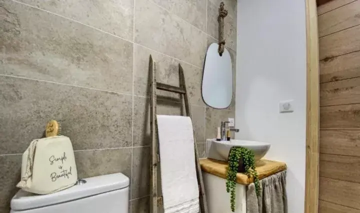 Bathroom in Oro Biancu