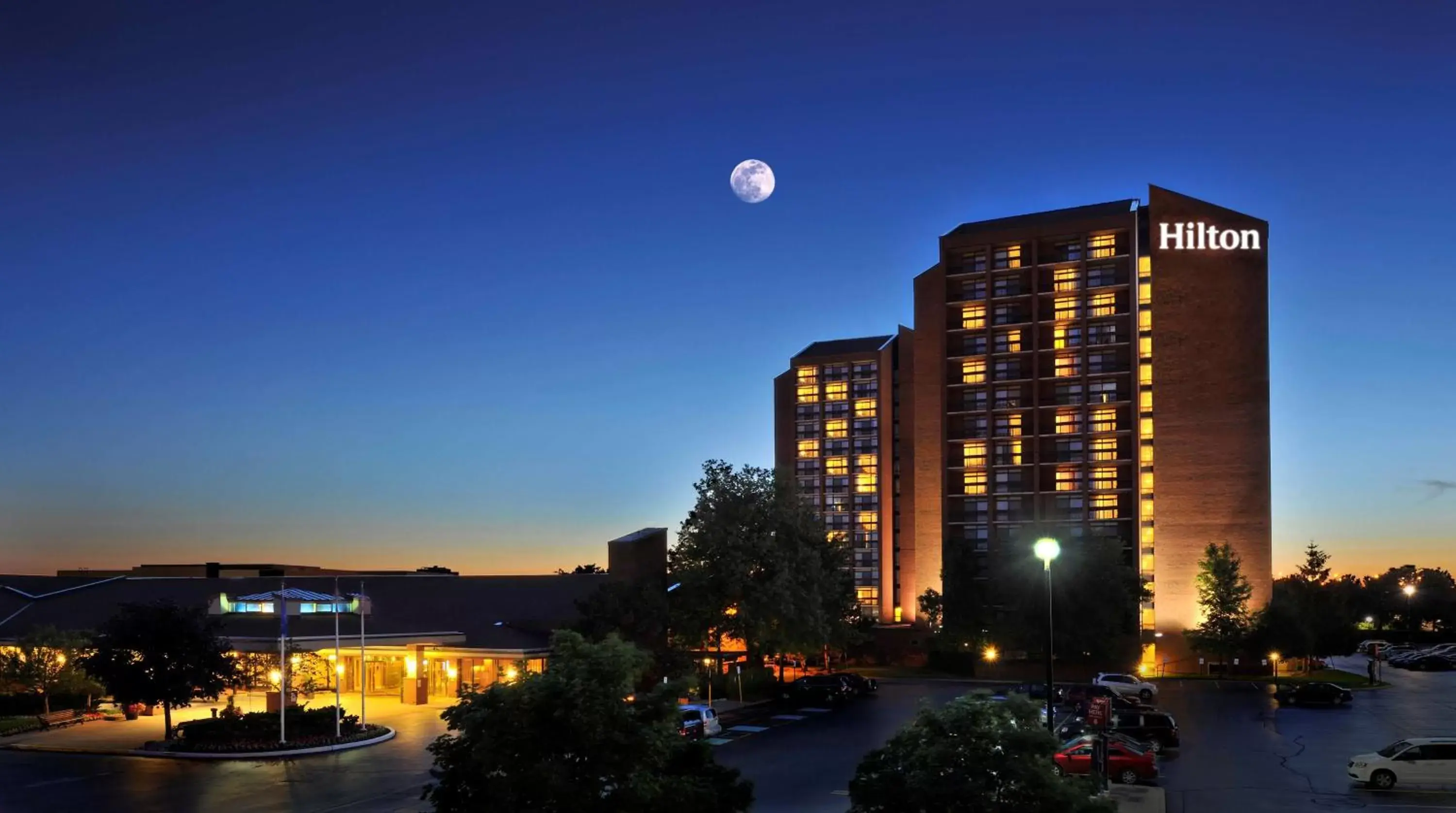 Property building, Sunrise/Sunset in Hilton Mississauga/Meadowvale