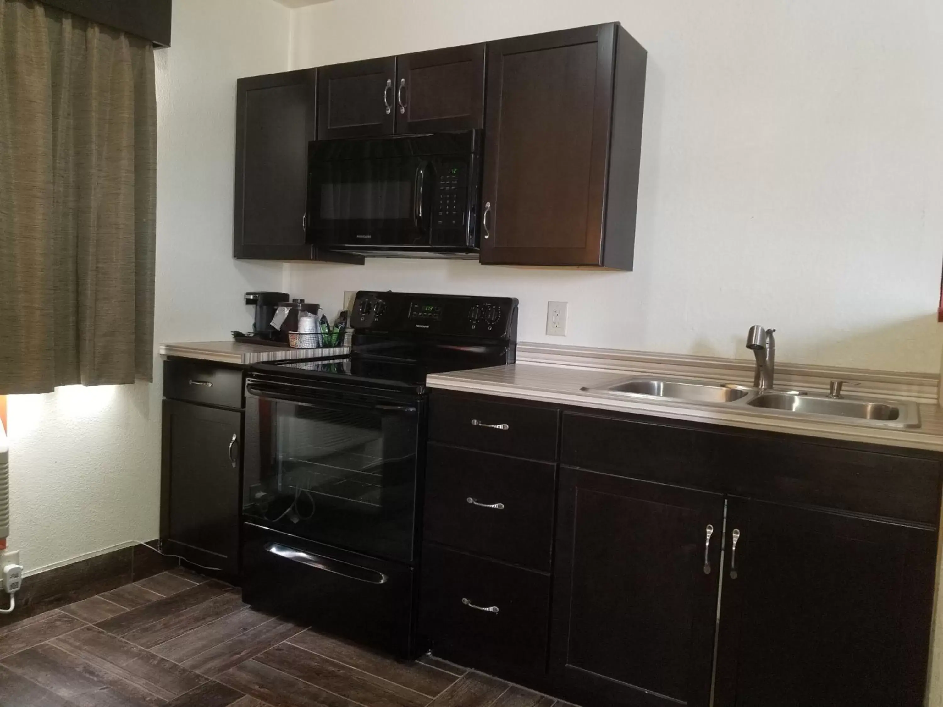 Kitchen or kitchenette, TV/Entertainment Center in Baymont by Wyndham Eau Claire WI