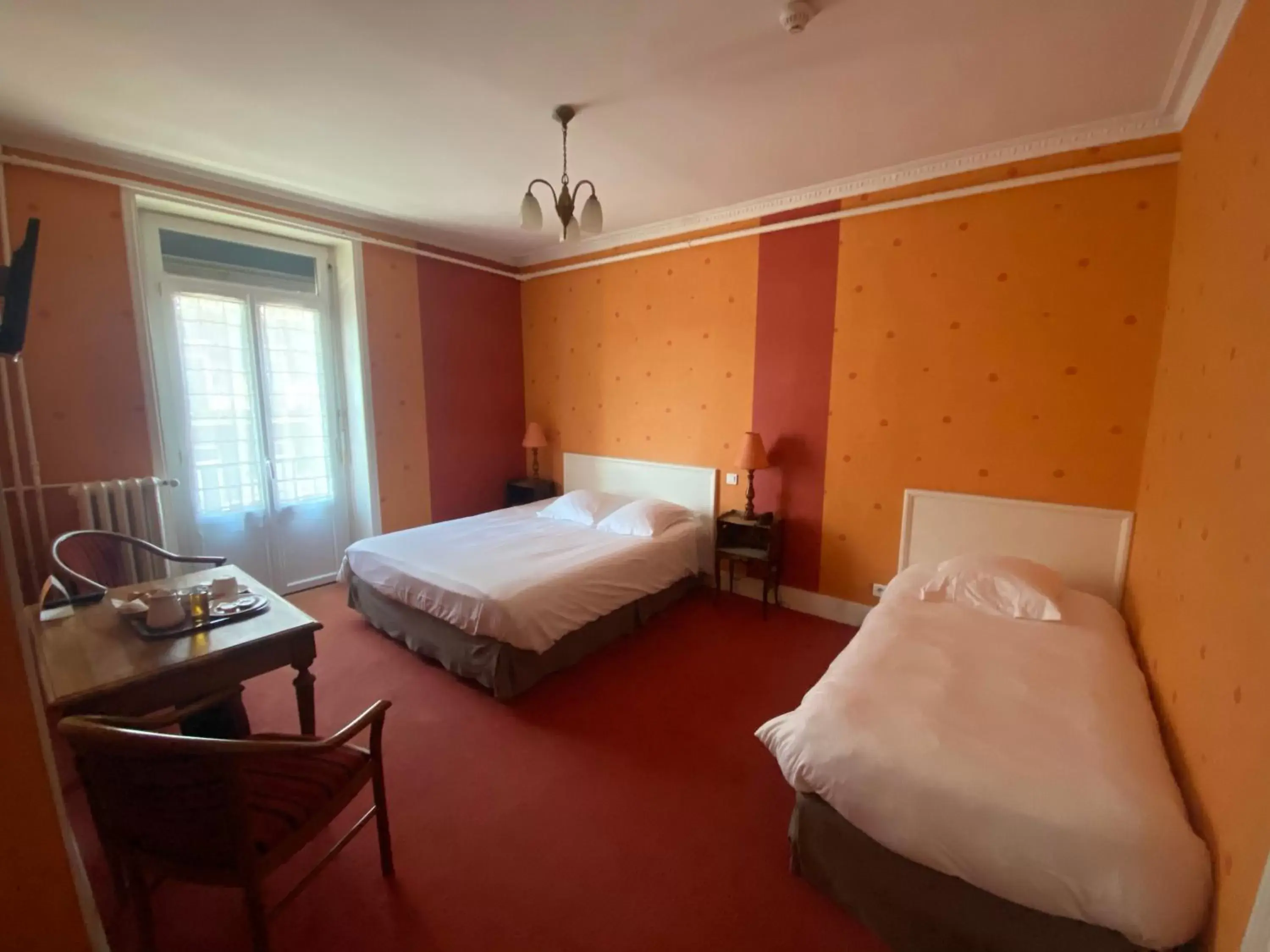 Photo of the whole room, Bed in The Originals Boutique, Hôtel Terminus, Bourg-en-Bresse Gare (Qualys-Hotel)