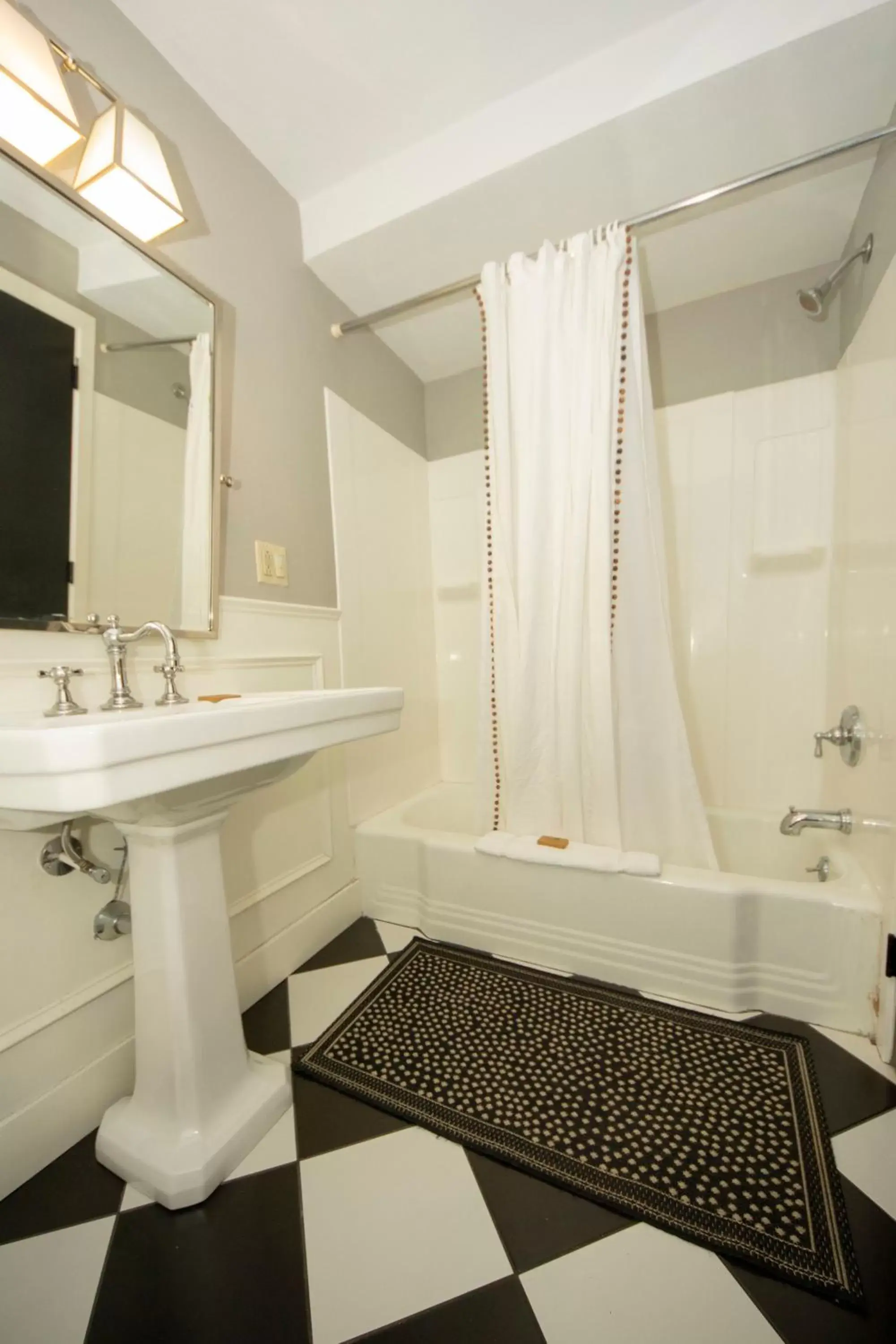 Bathroom in Simmons Motel and Suites