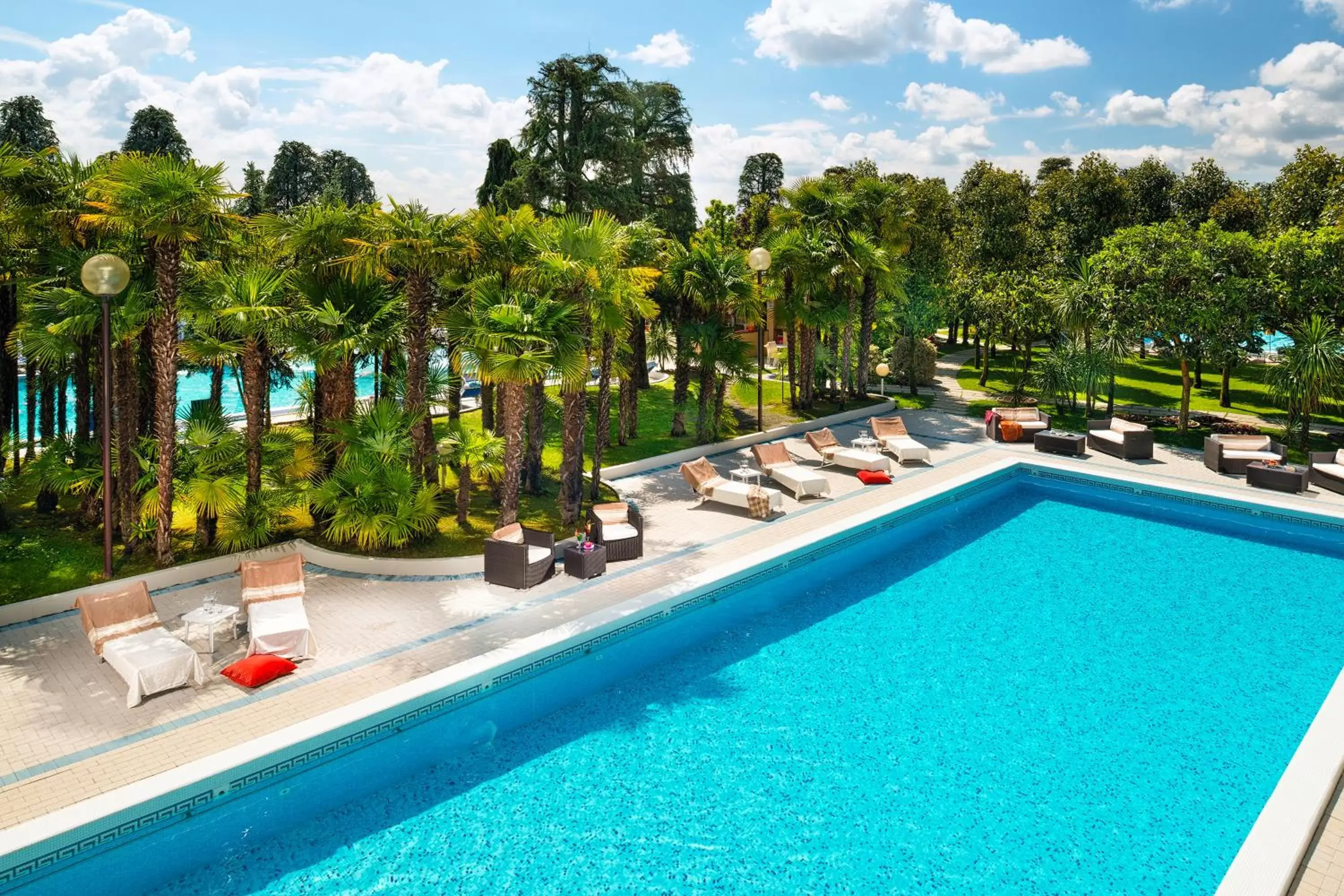 Garden, Swimming Pool in Hotel Metropole
