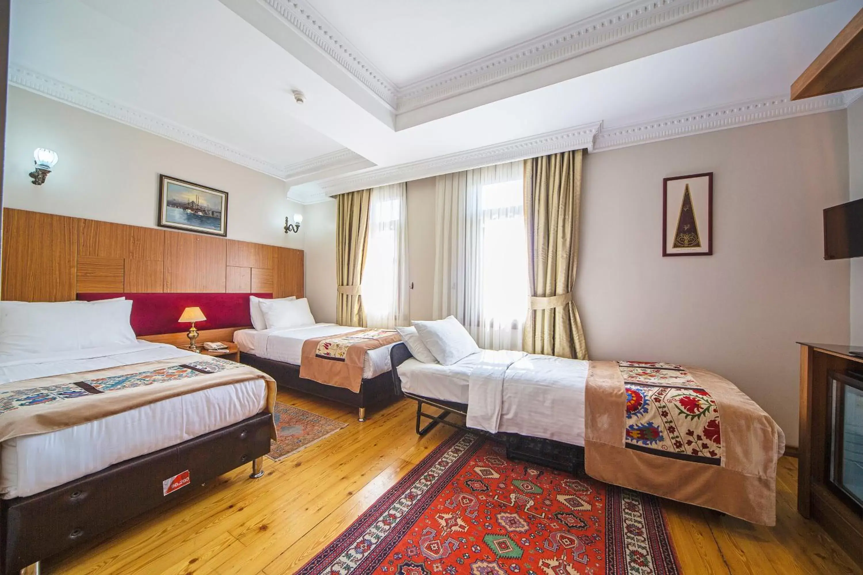 Photo of the whole room, Bed in Hippodrome Hotel