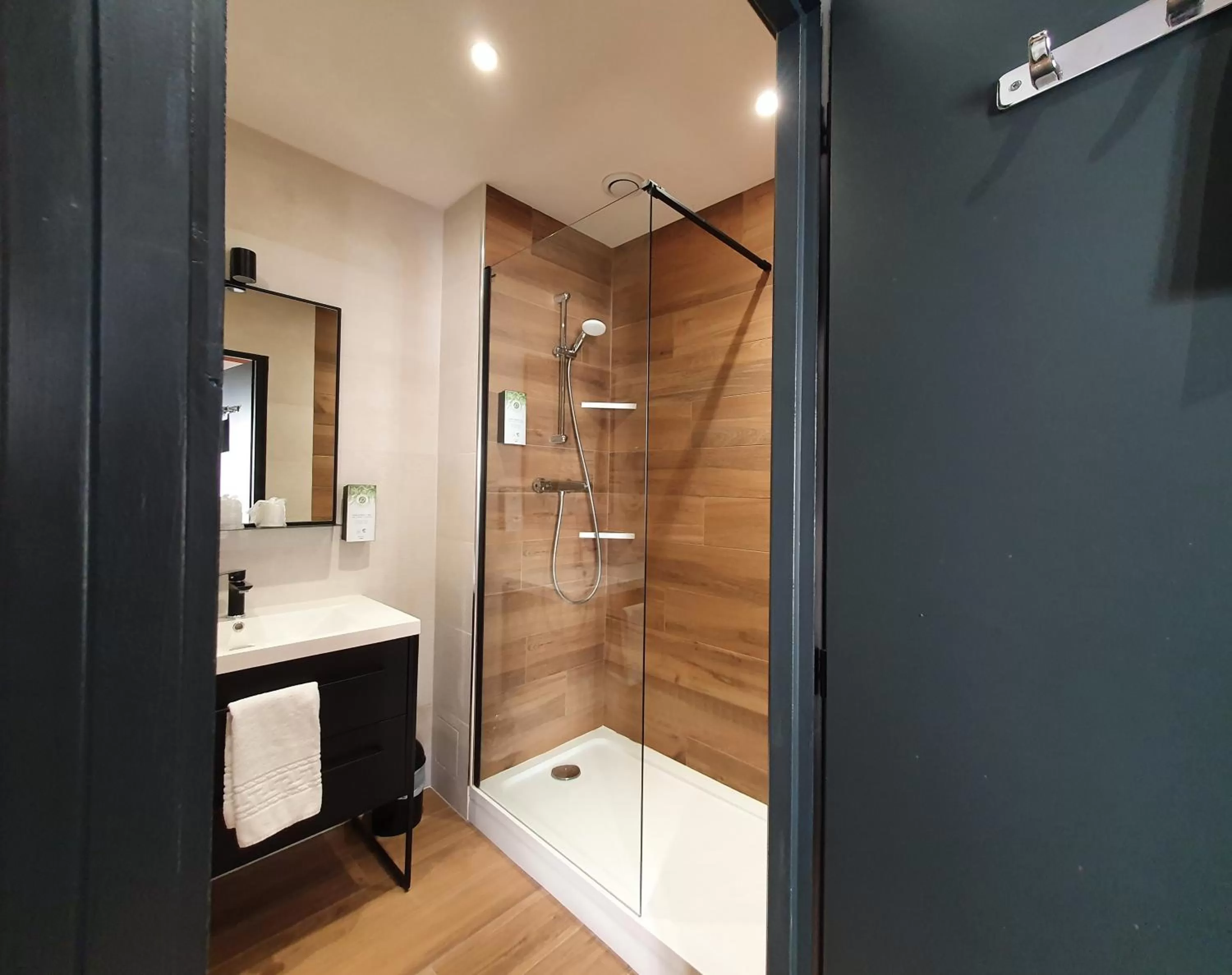 Bathroom in Kyriad Chalon-Sur-Saone Centre