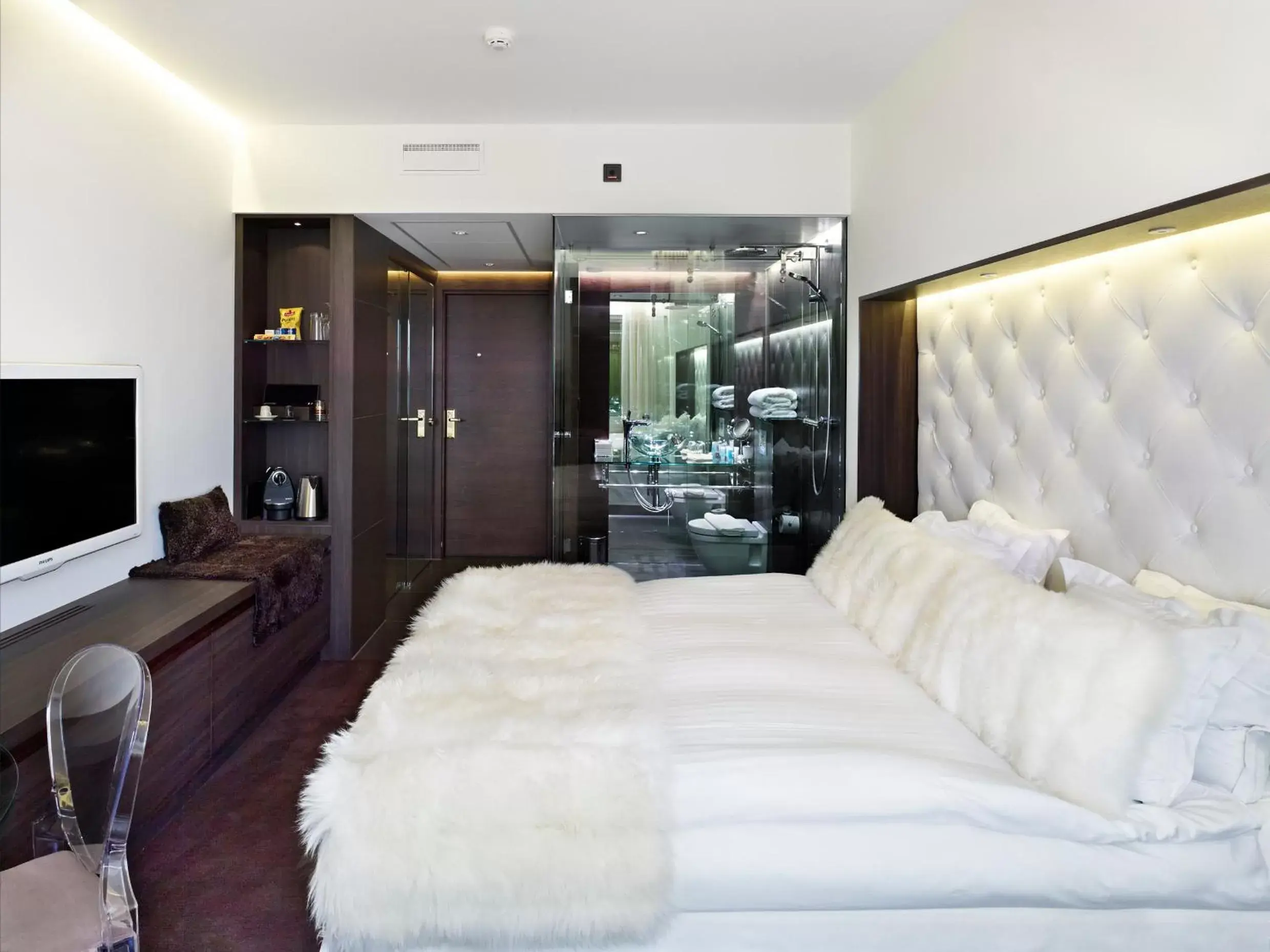 Premium Double Room in Hotel Riverton