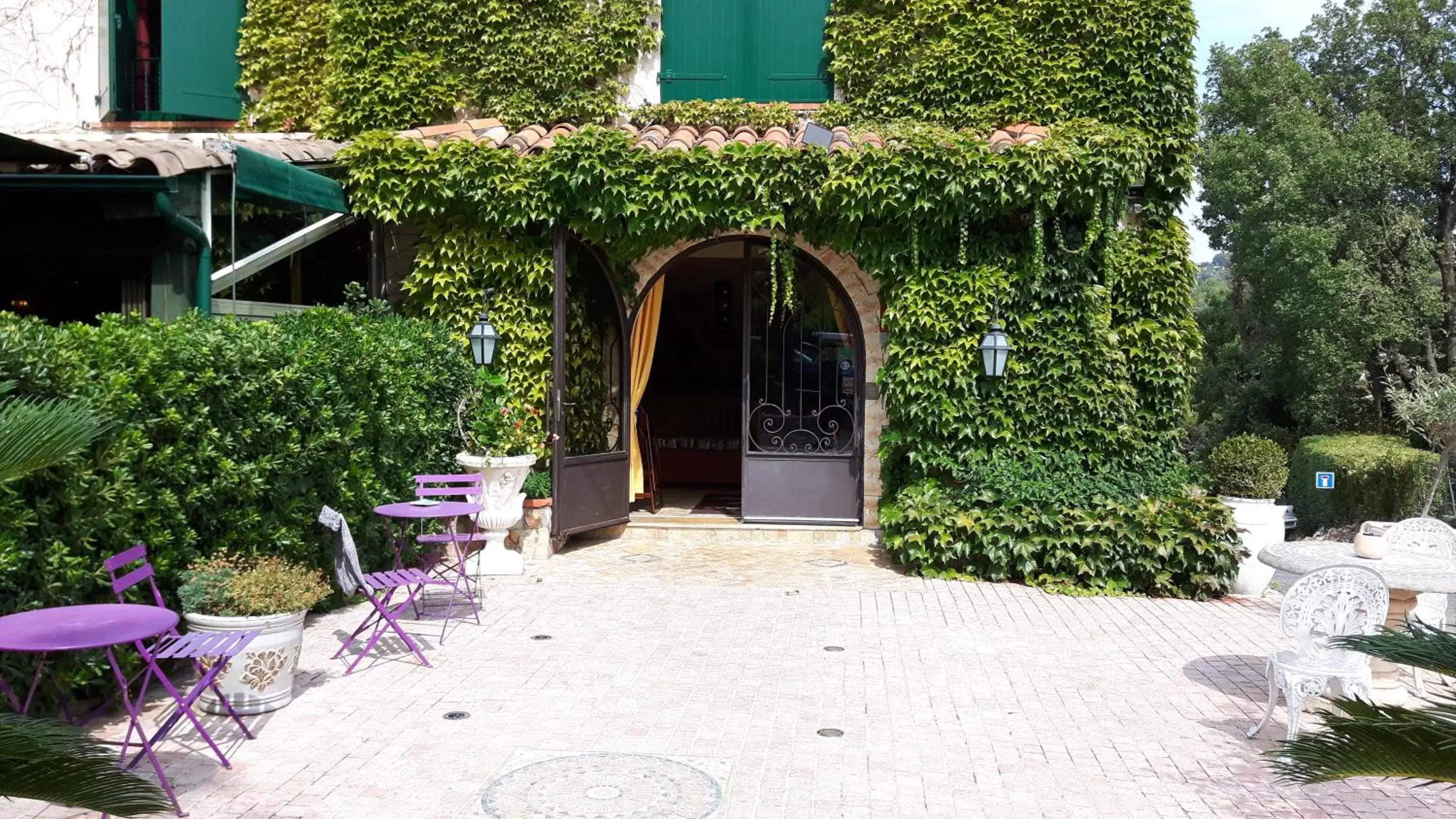 Facade/entrance in Auberge les Aromes
