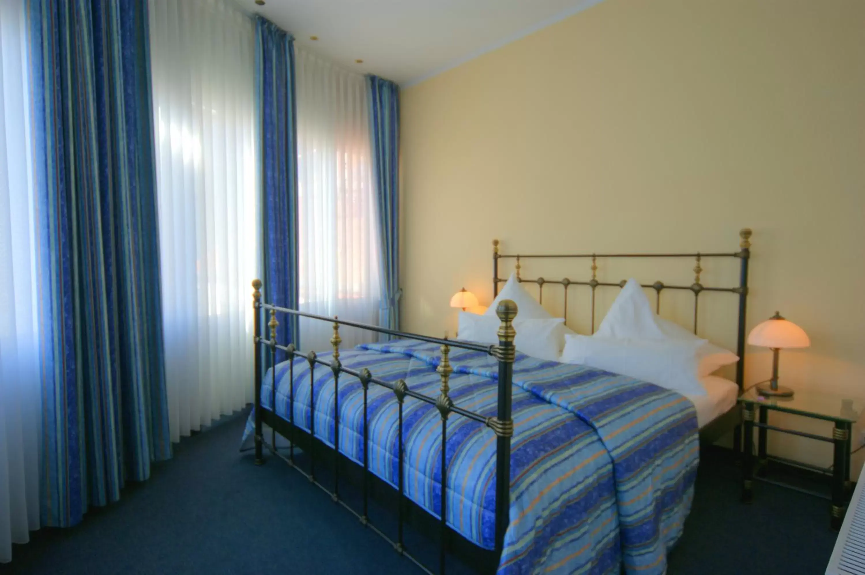 Bedroom, Bed in Kurpark Hotel