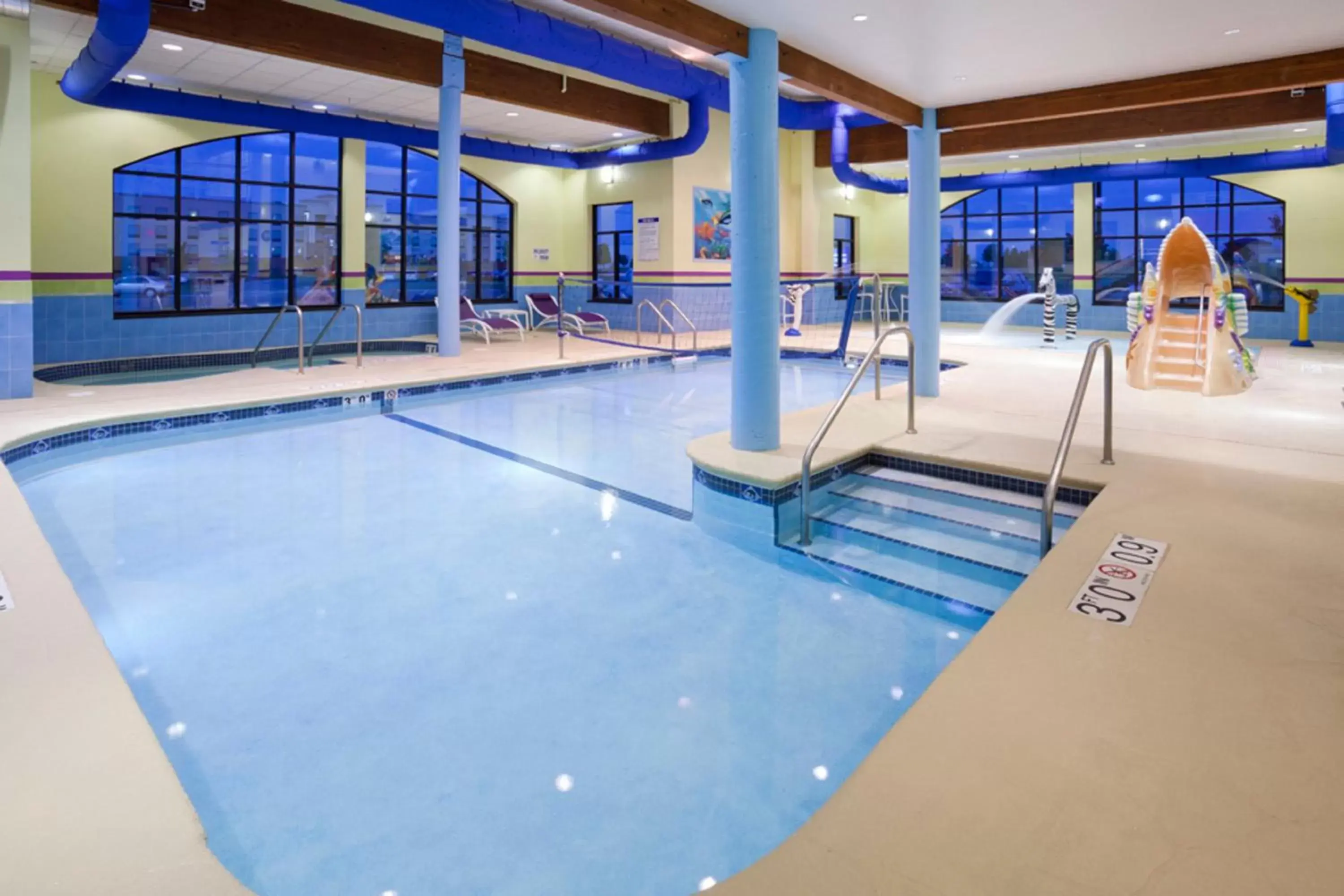 Swimming Pool in Holiday Inn Express Hotel & Suites Rogers, an IHG Hotel