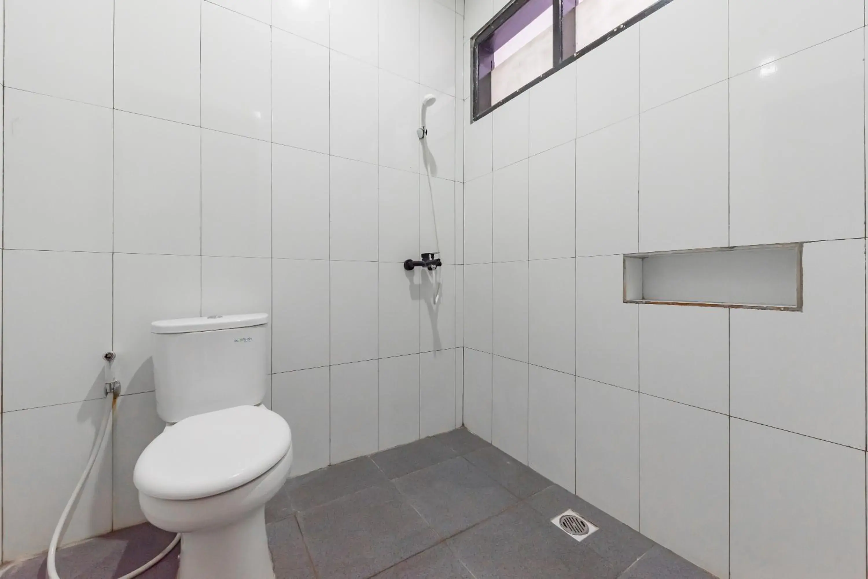 Bathroom in RedDoorz near Taman Kota Lapang Merdeka Sukabumi Bathroom in RedDoorz near Taman Kota Lapang Merdeka Sukabumi