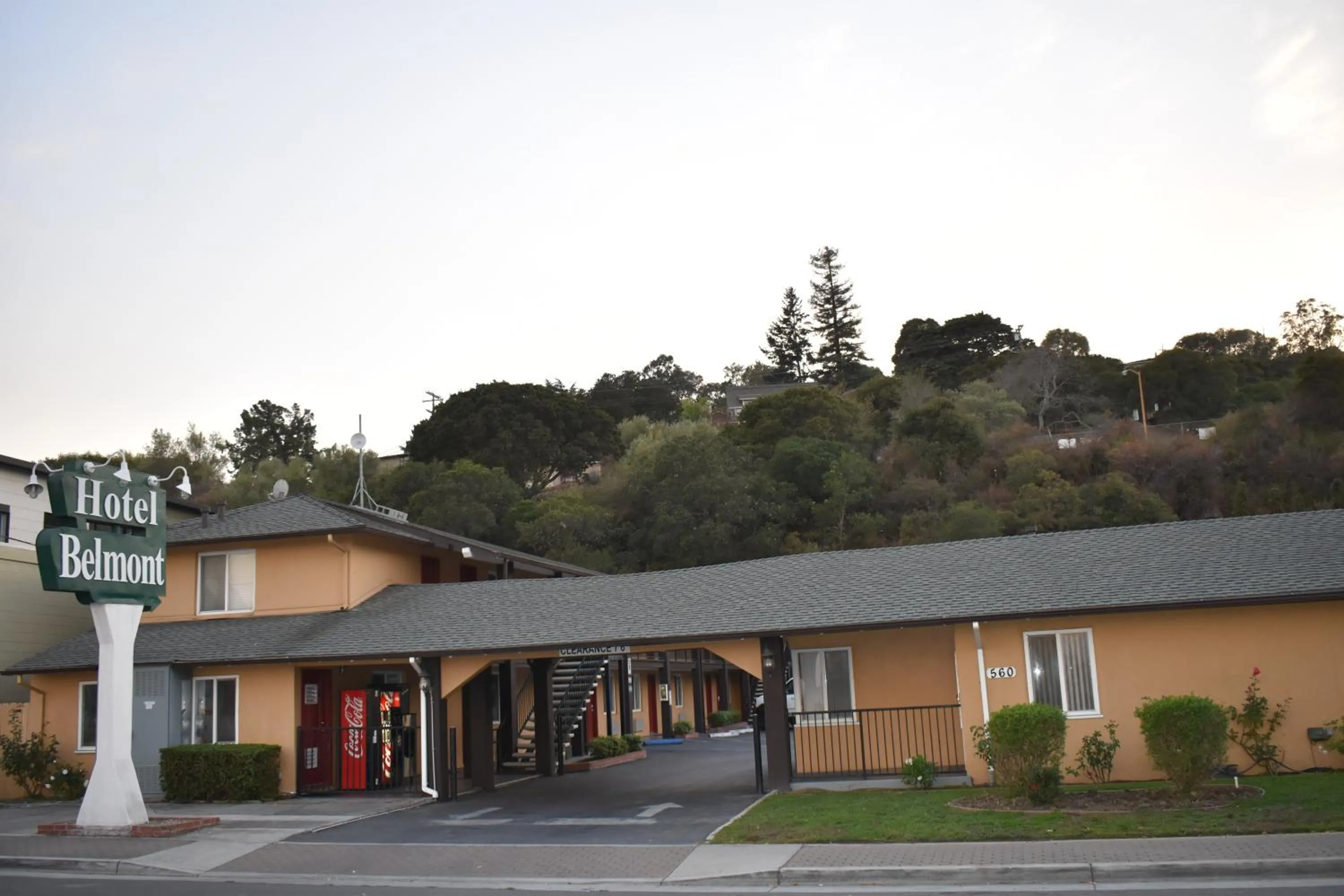 Facade/entrance in Hotel Belmont