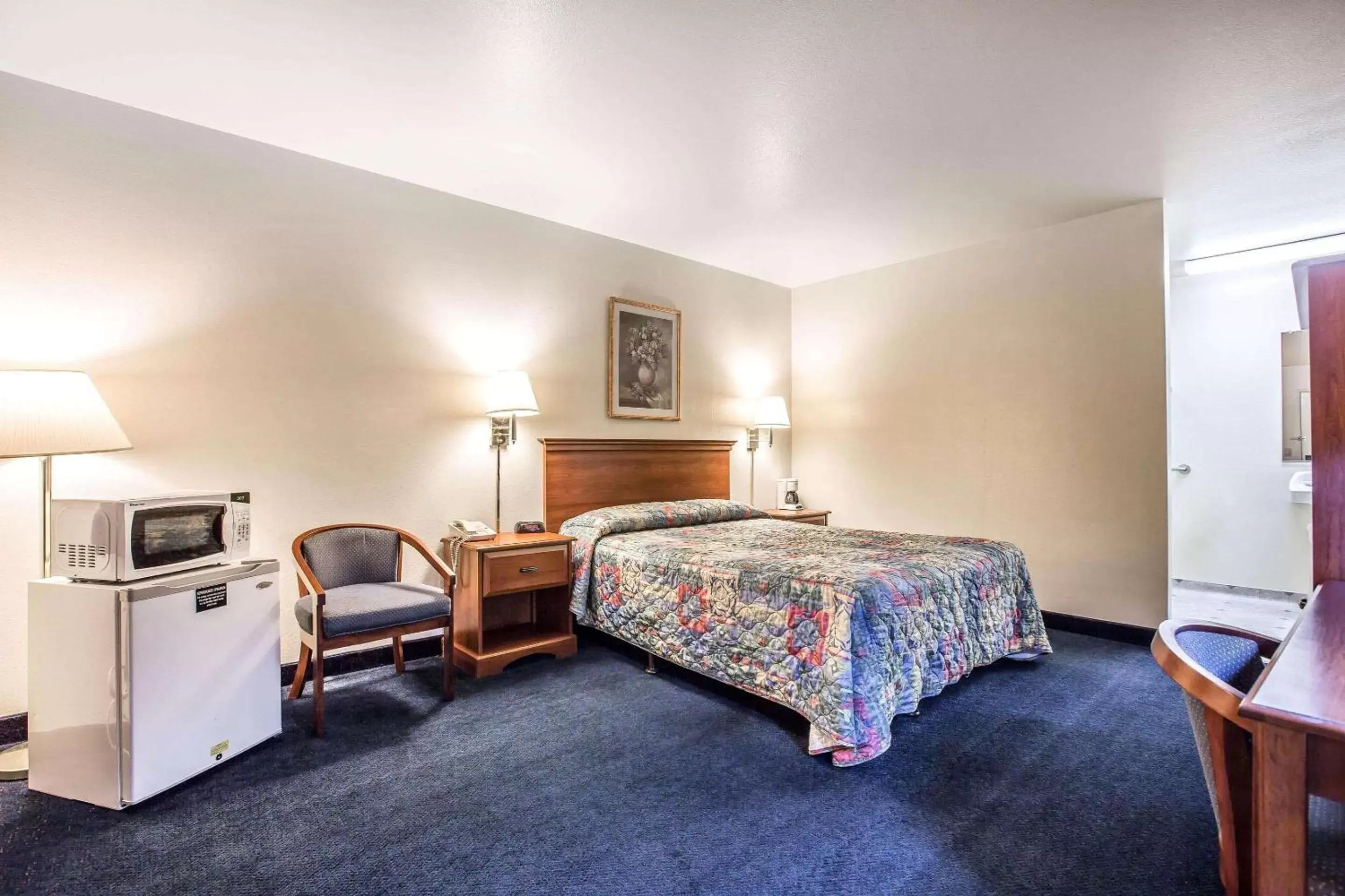 Photo of the whole room, Bed in Econo Lodge Inn & Suites near China Lake Naval Station