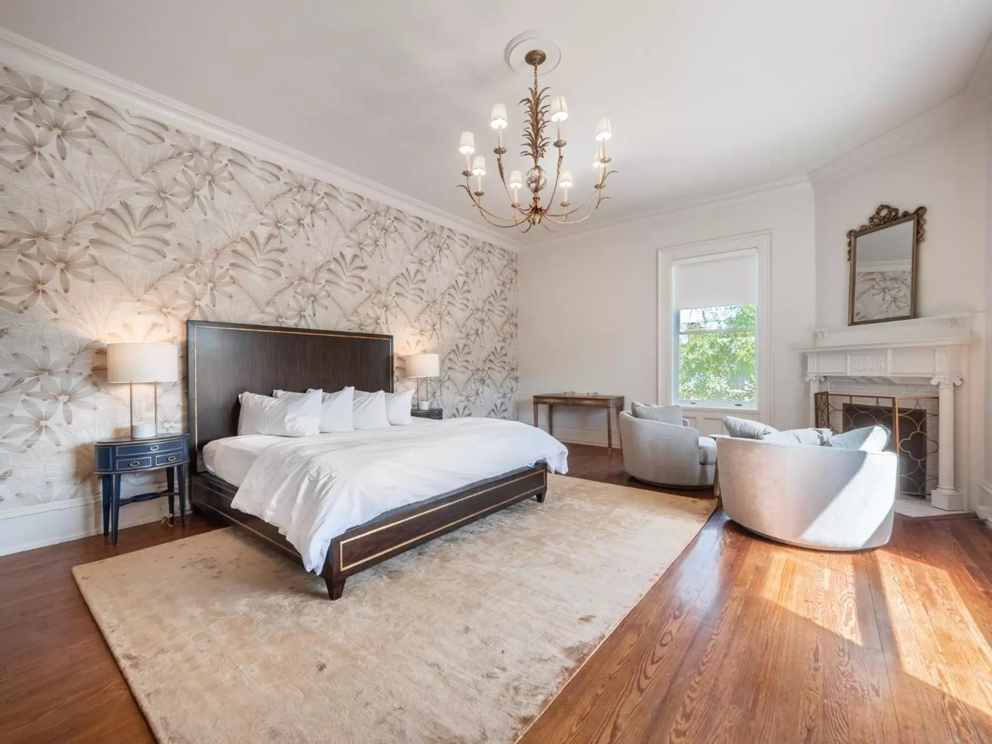 Deluxe King Room in Graystone Inn Deluxe King Room in Graystone Inn