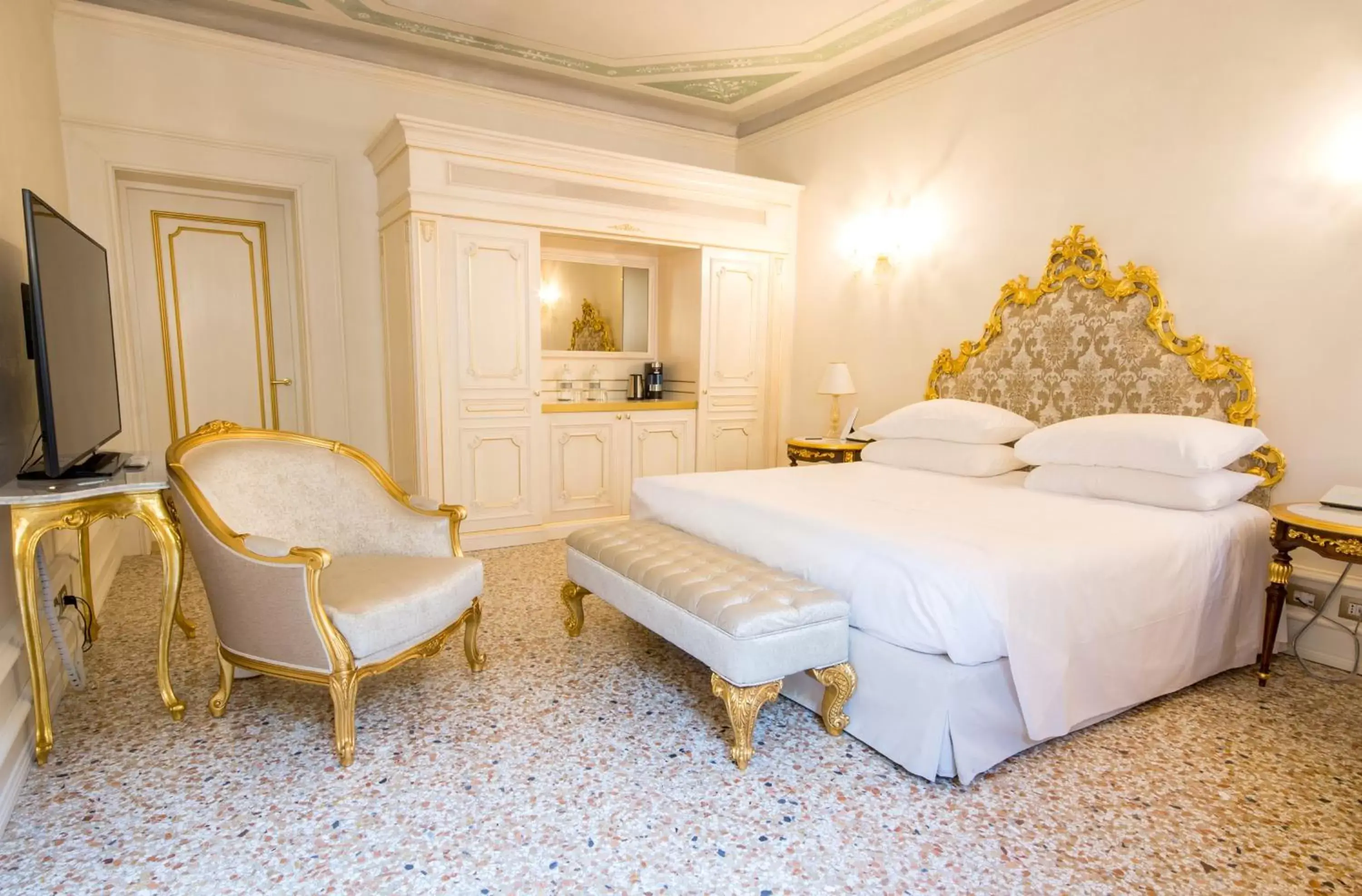 Bedroom, Bed in Ca' Bonfadini Historic Experience