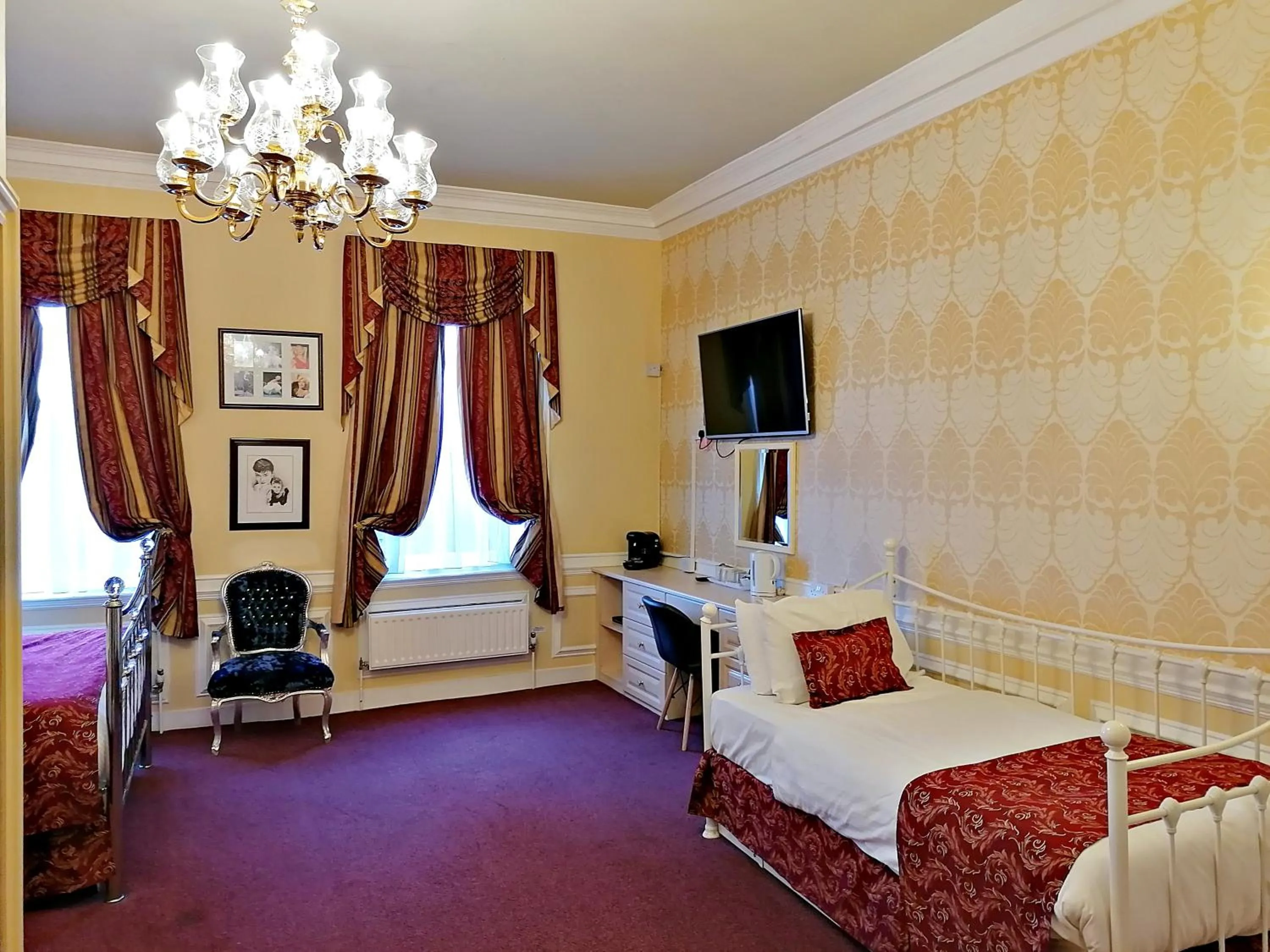 Bed in The Gordon House Hotel