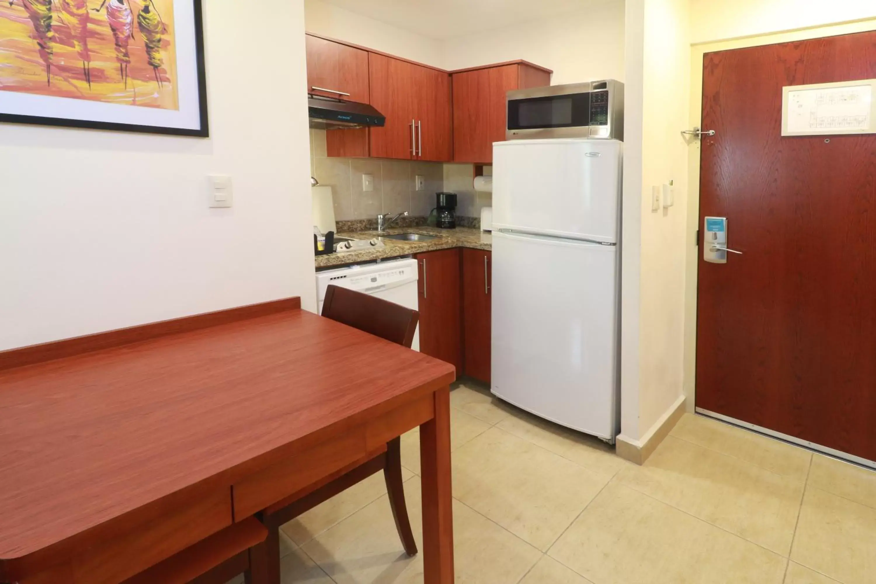 Photo of the whole room, Kitchen/Kitchenette in Staybridge Suites Queretaro, an IHG Hotel