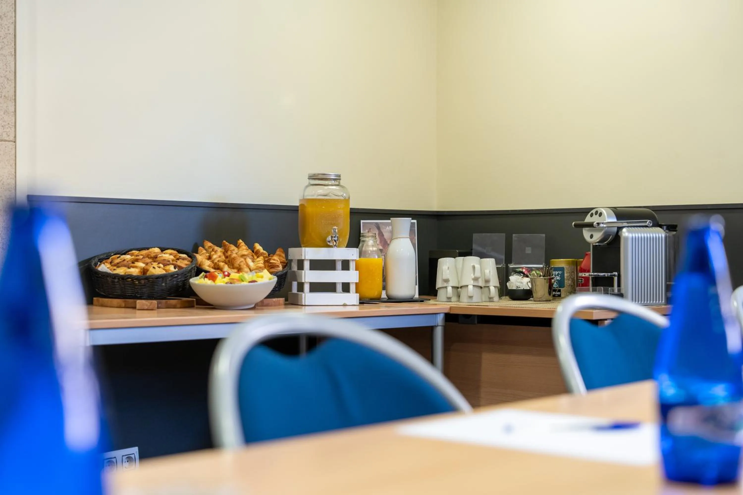 Coffee/tea facilities in Ibis Madrid Alcobendas