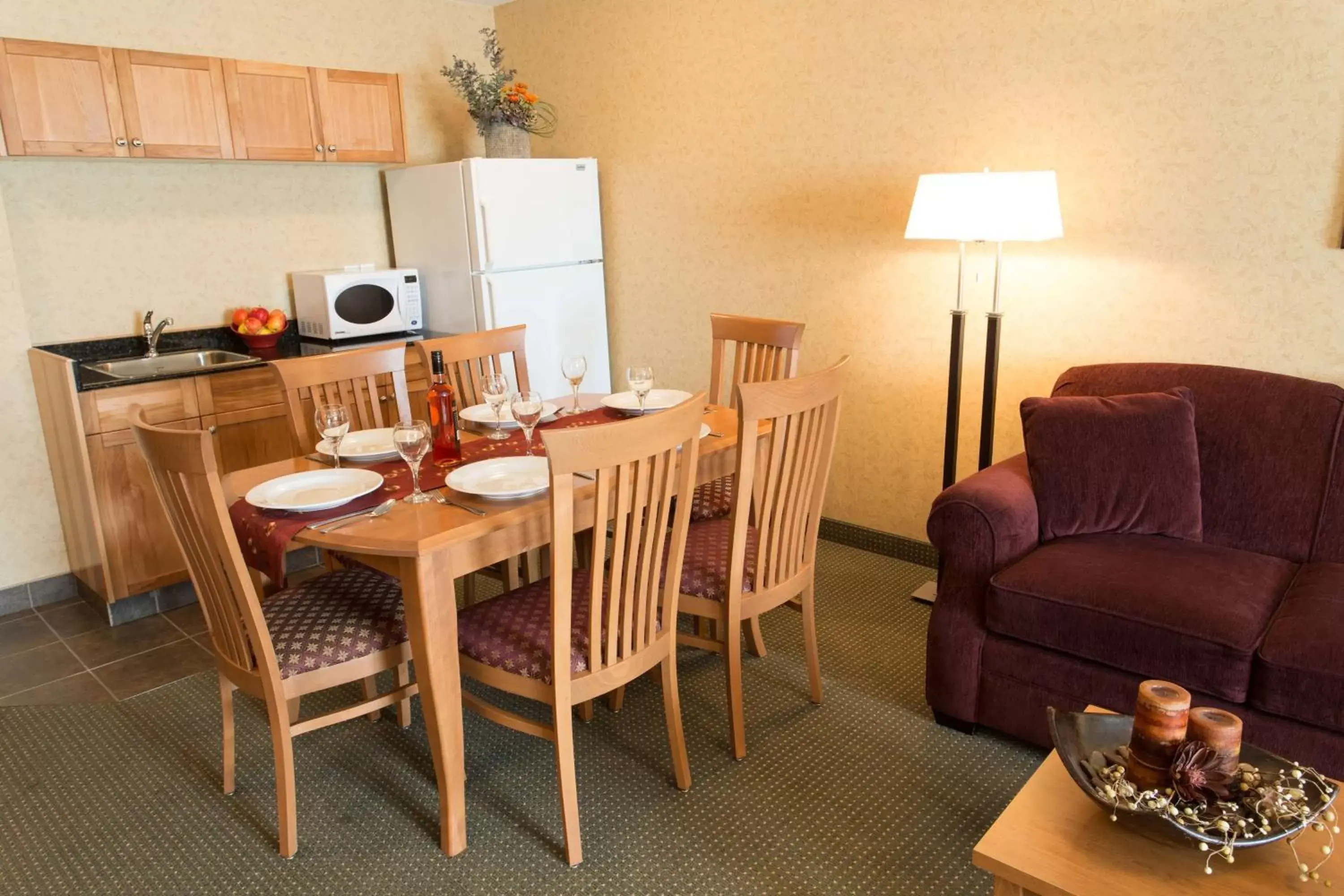 Photo of the whole room, Dining Area in Best Western Sicamous Inn