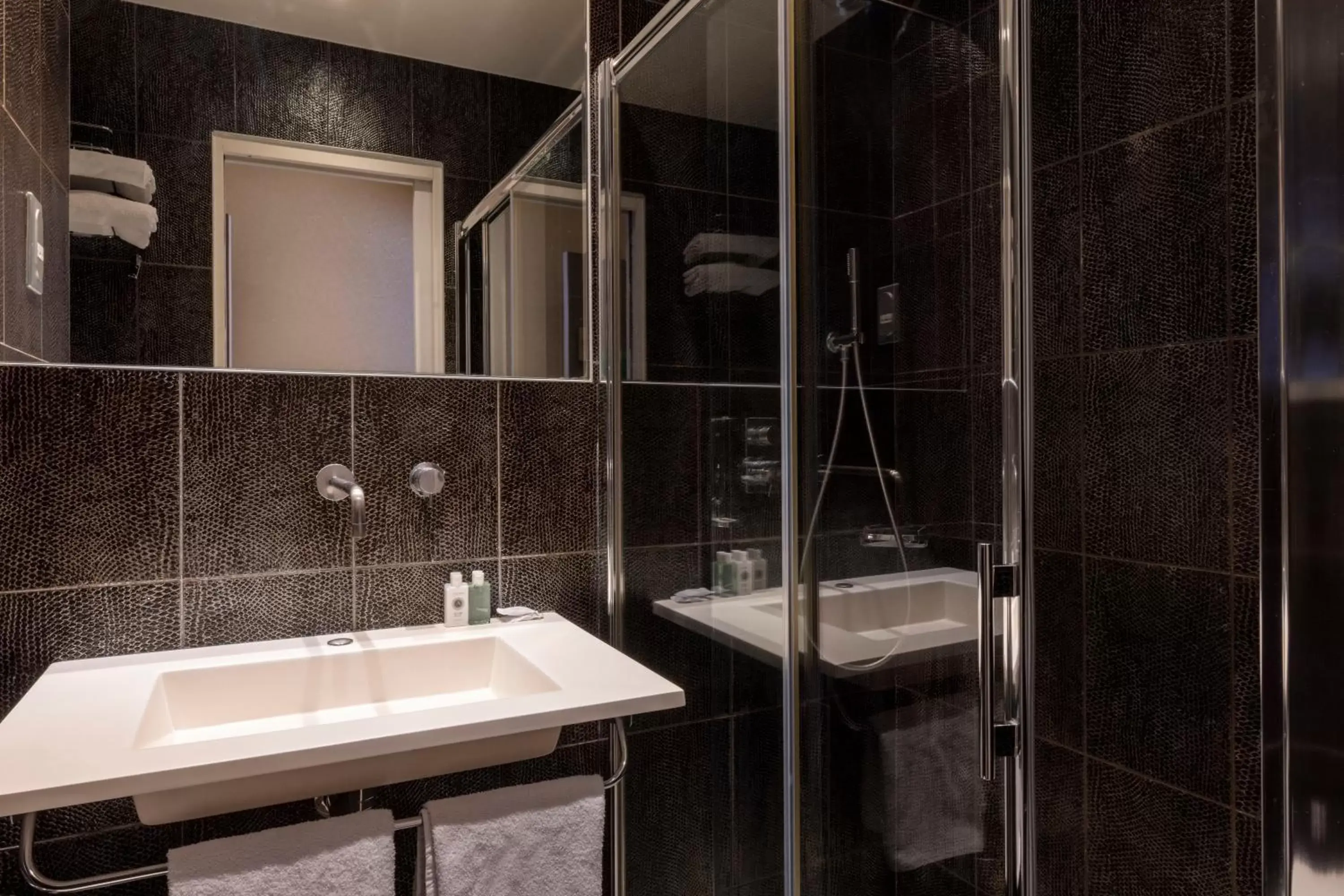 Shower, Bathroom in ATN Hôtel