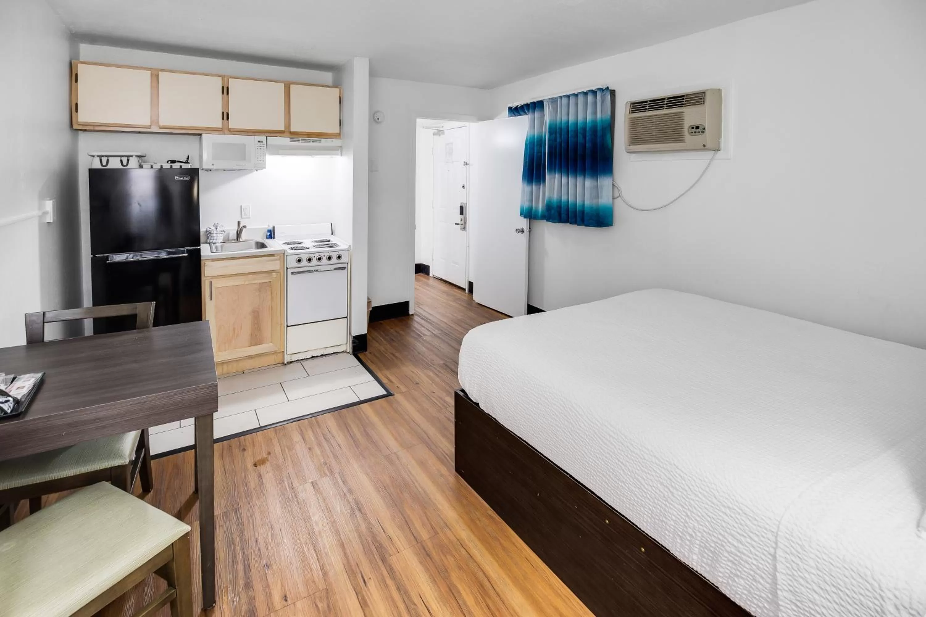 Kitchen or kitchenette, Bed in Tropical Seas Hotel