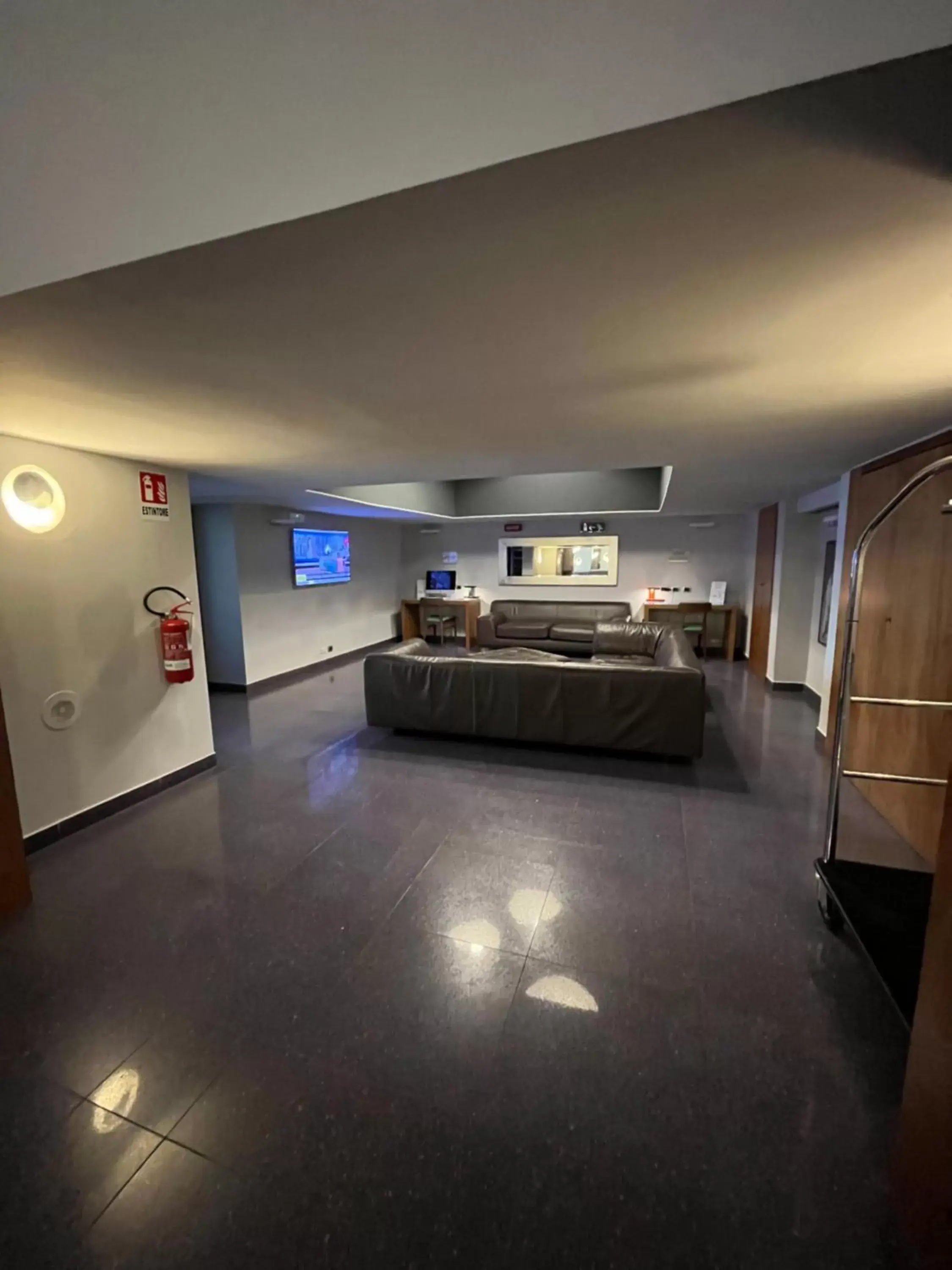 Communal lounge/ TV room, Lobby/Reception in Best Western Hotel Plaza