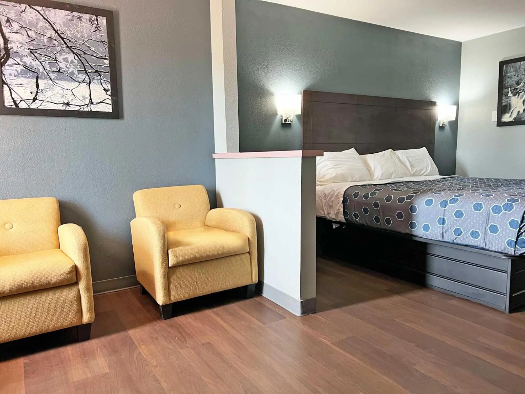 Bed in Red Carpet Inn & Suites