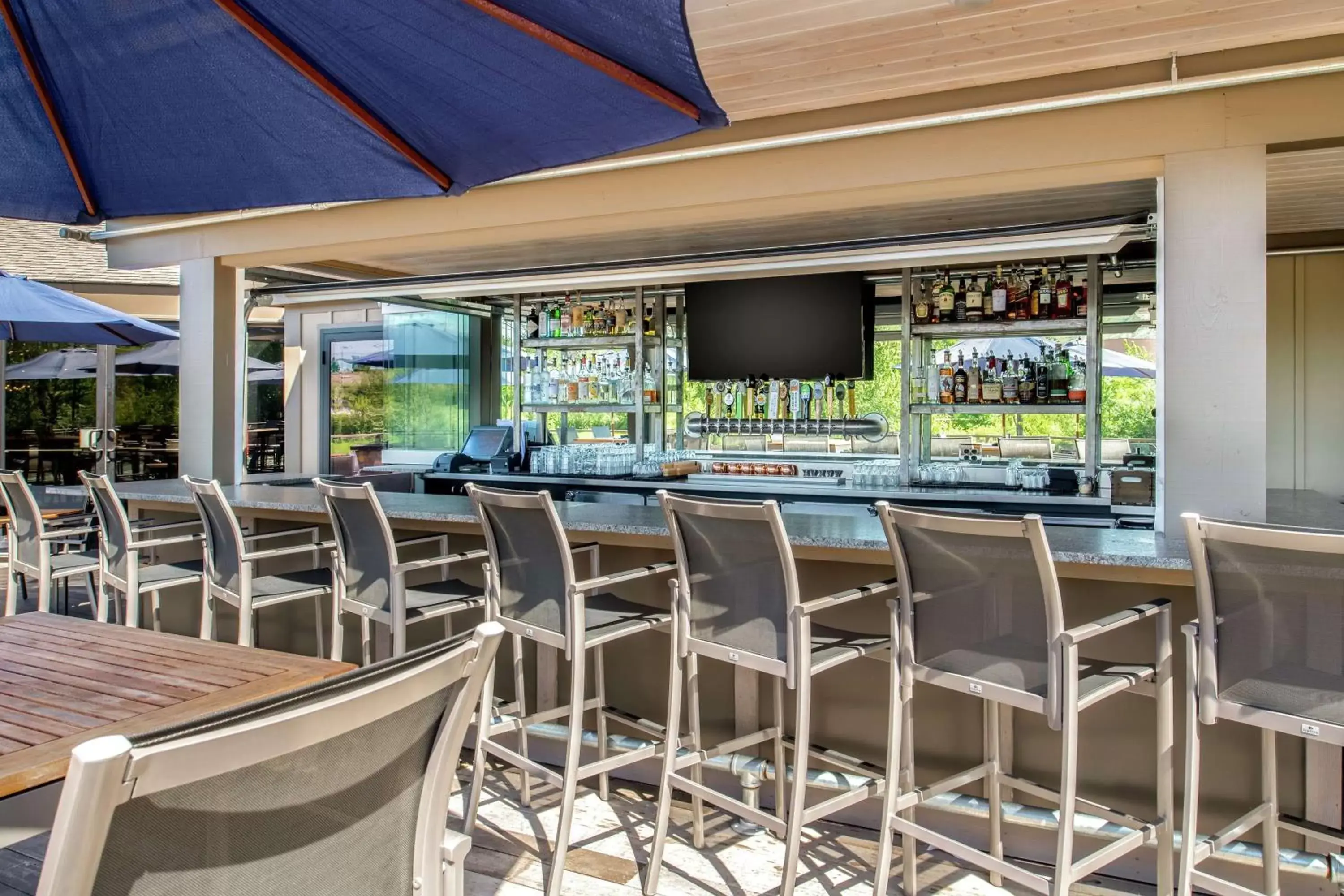 Property building, Lounge/Bar in DoubleTree by Hilton Missoula Edgewater