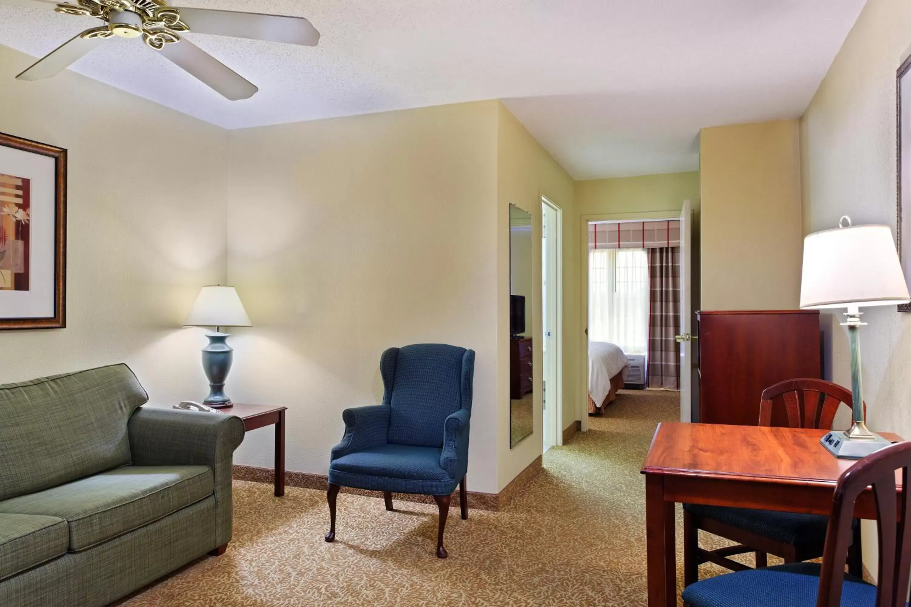 Living room, Seating Area in Country Inn & Suites by Radisson, Elgin, IL