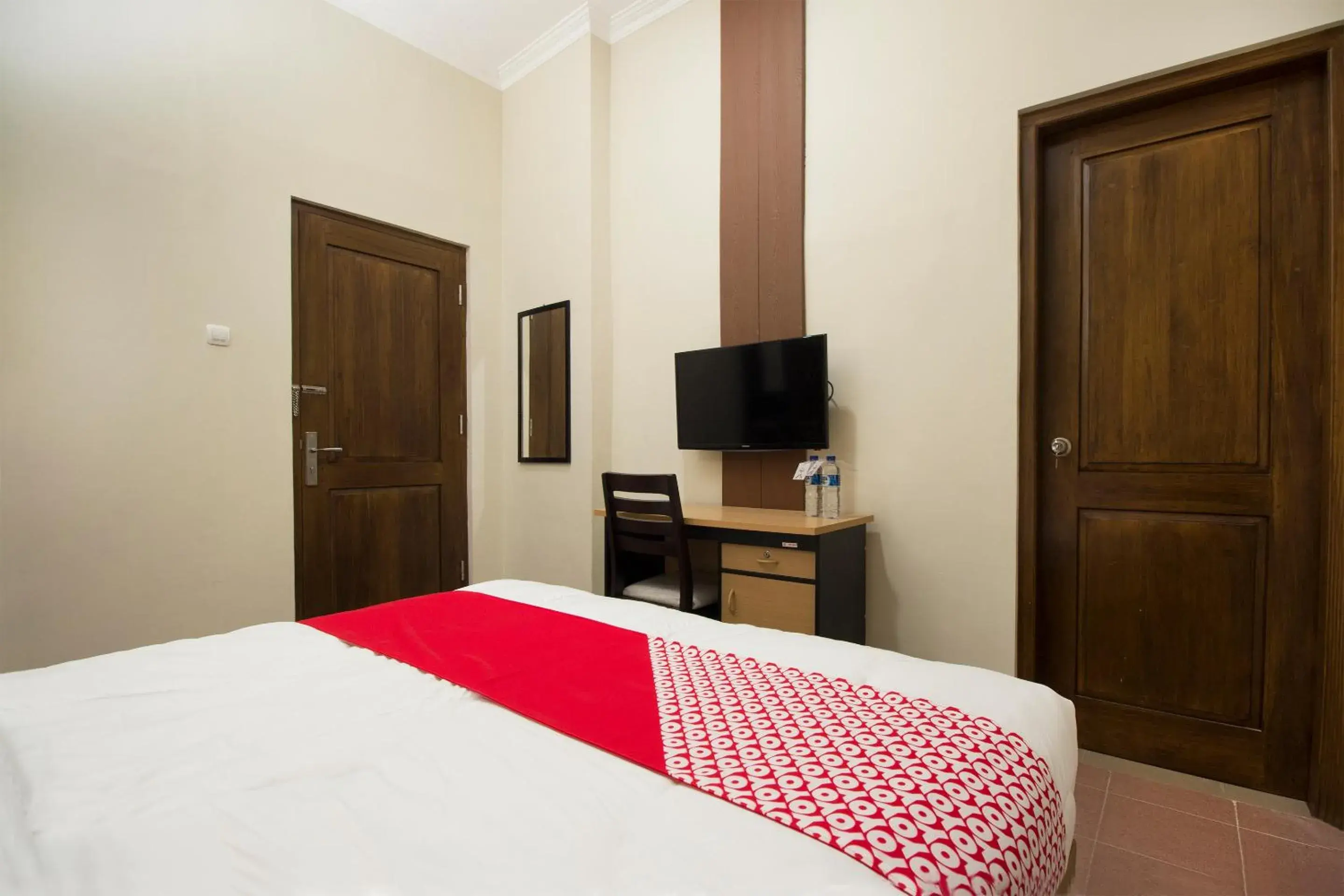 Bedroom, TV/Entertainment Center in OYO 572 Omah Gedongkuning Syariah Homestay