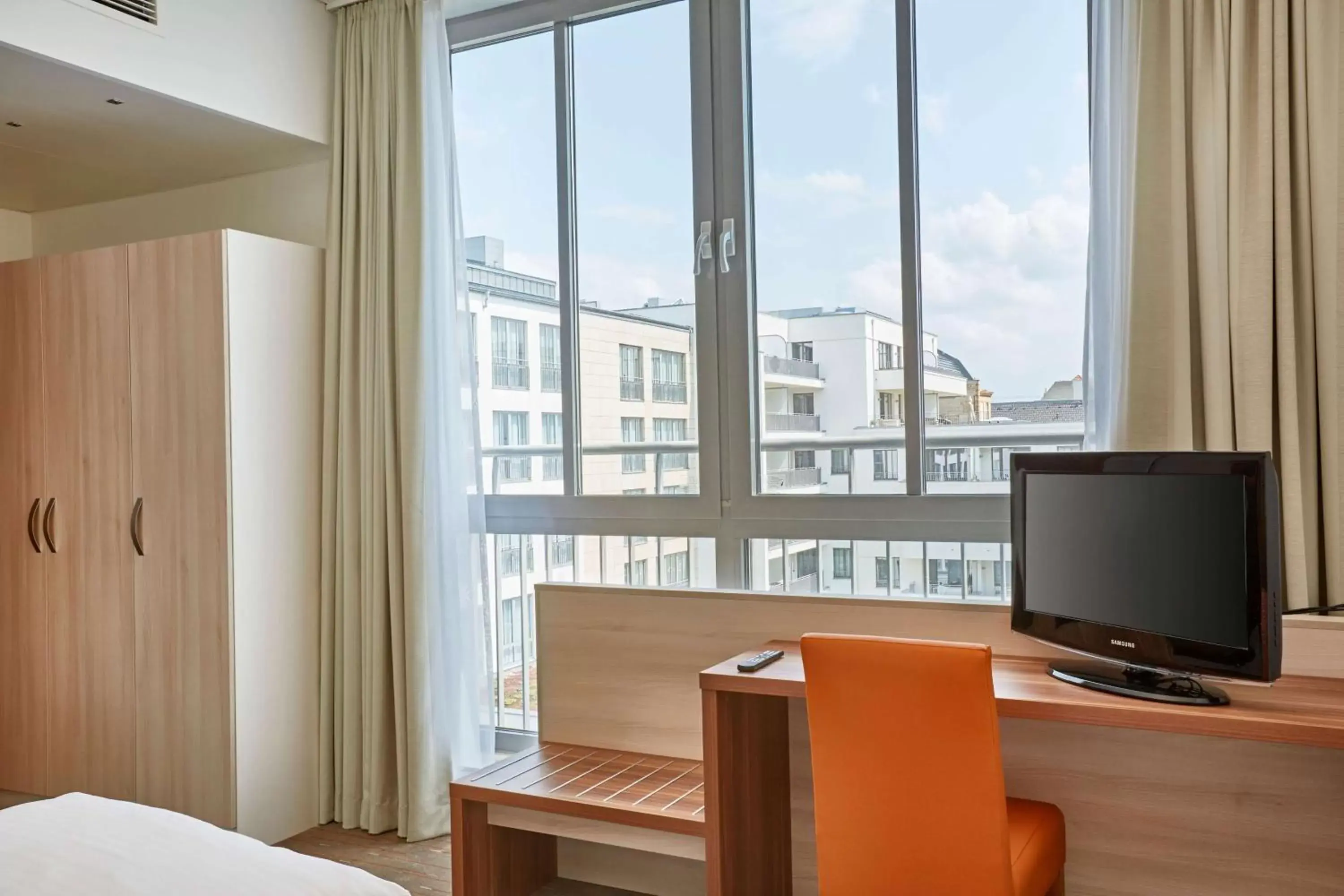 Photo of the whole room, Bed in H+ Hotel Berlin Mitte Photo of the whole room, Bed in H+ Hotel Berlin Mitte