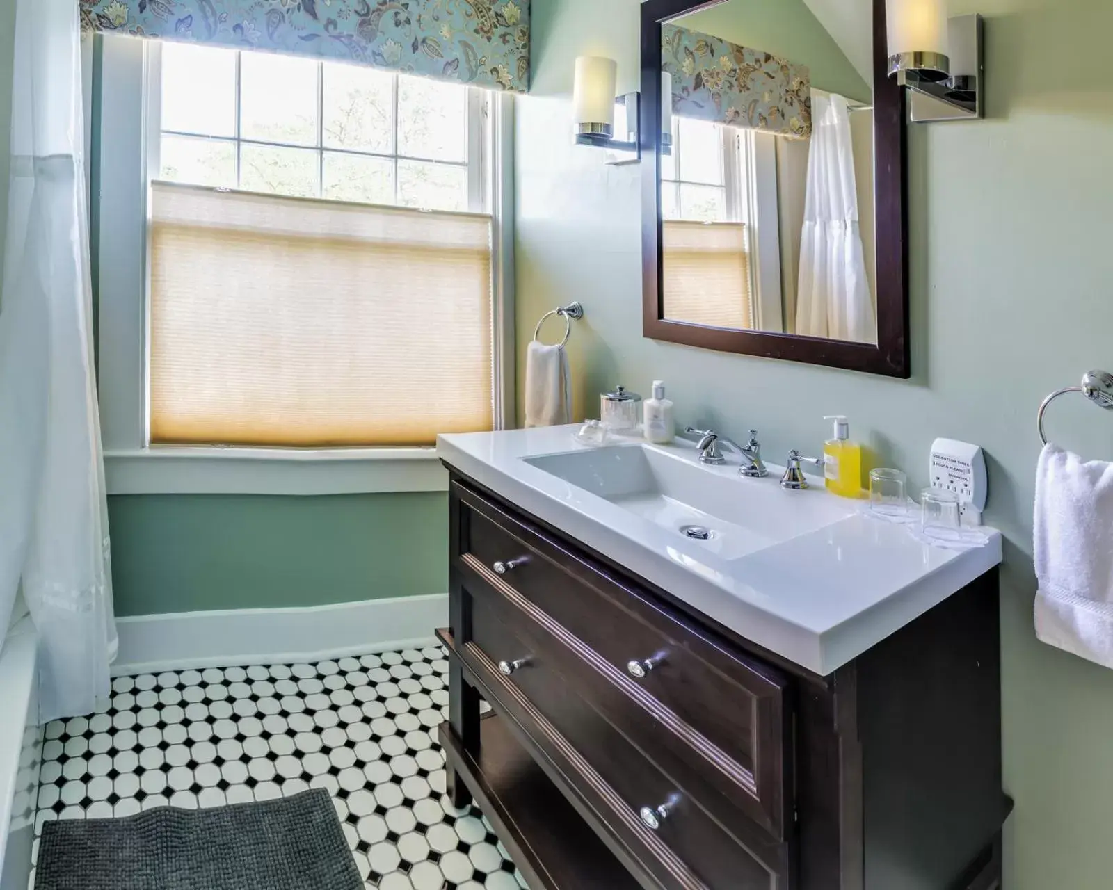 Shower, Bathroom in Bayberry Inn B&B and Oregon Wellness Retreat