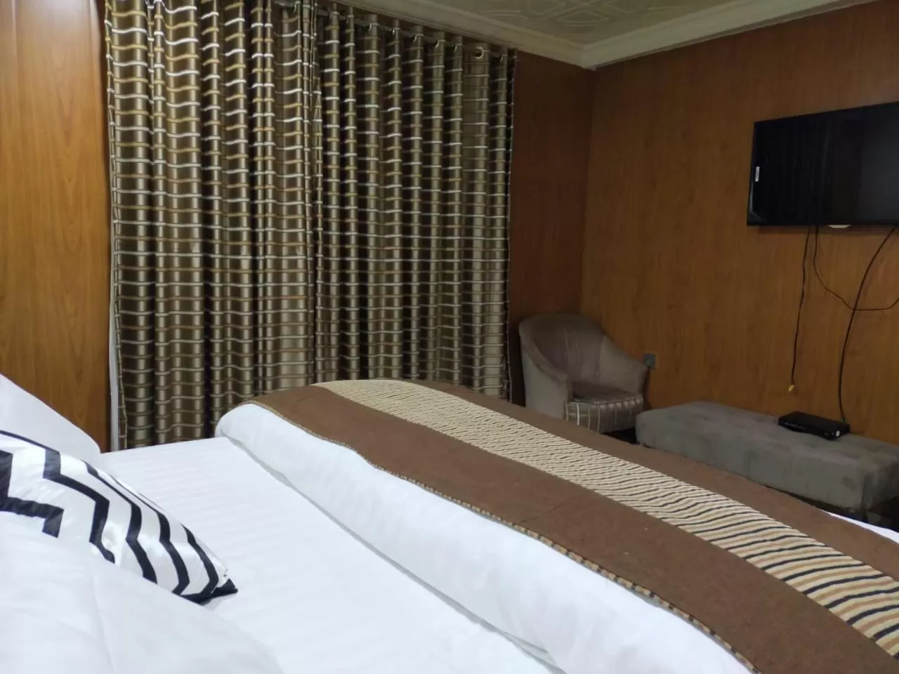 Bedroom, Bed in Shagufta Hotel Murree